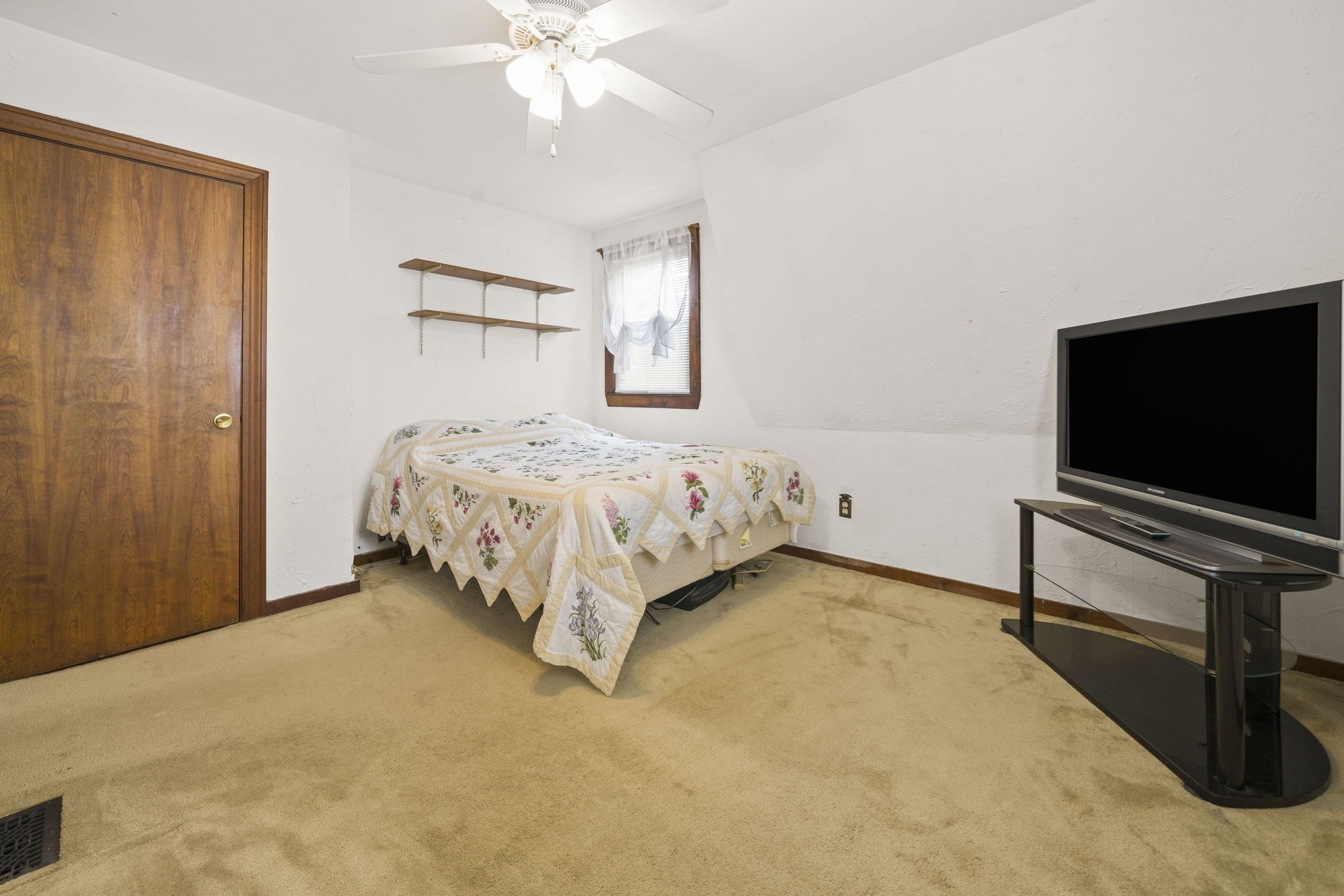 Lynn, Massachusetts, 01902, United States, 3 Bedrooms Bedrooms, ,2 BathroomsBathrooms,Residential,For Sale,1981225