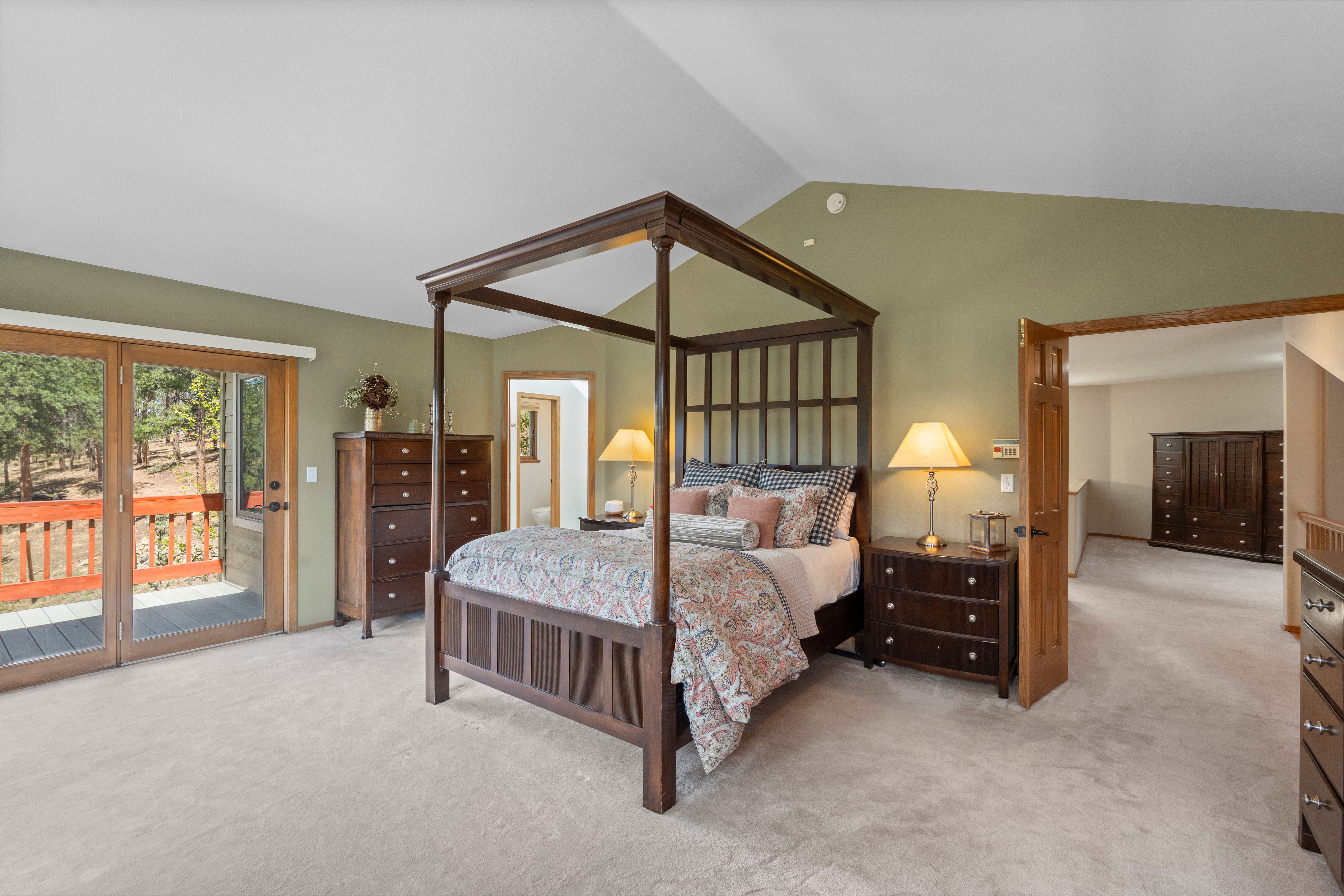  Set on 10+ private acres in the sought-after Ruby Ranch enclave - 物件實景