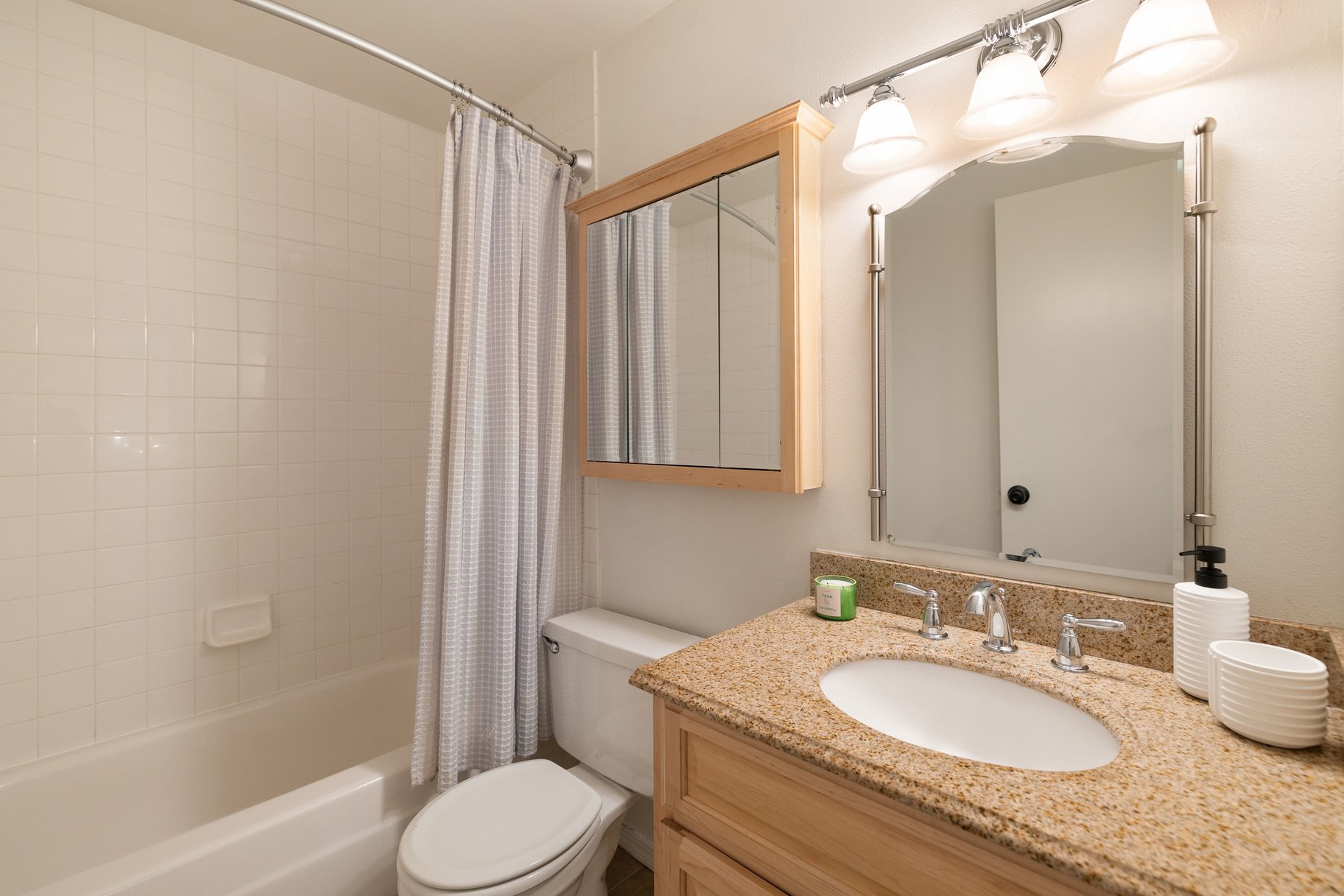  Updated and Well Located Lake Forest Glen Condo - 物件實景