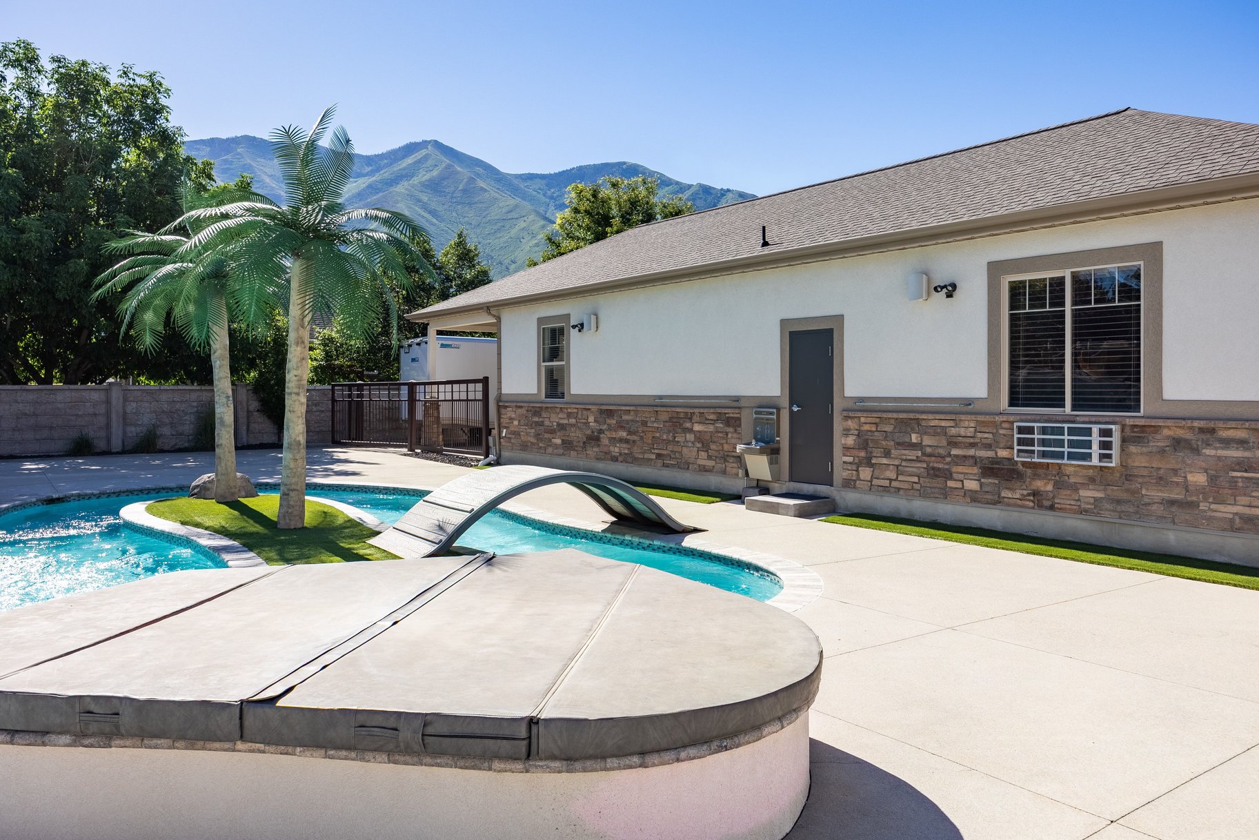  Newly Updated Home with Pool, Lazy River & Detached Garage - 物件實景
