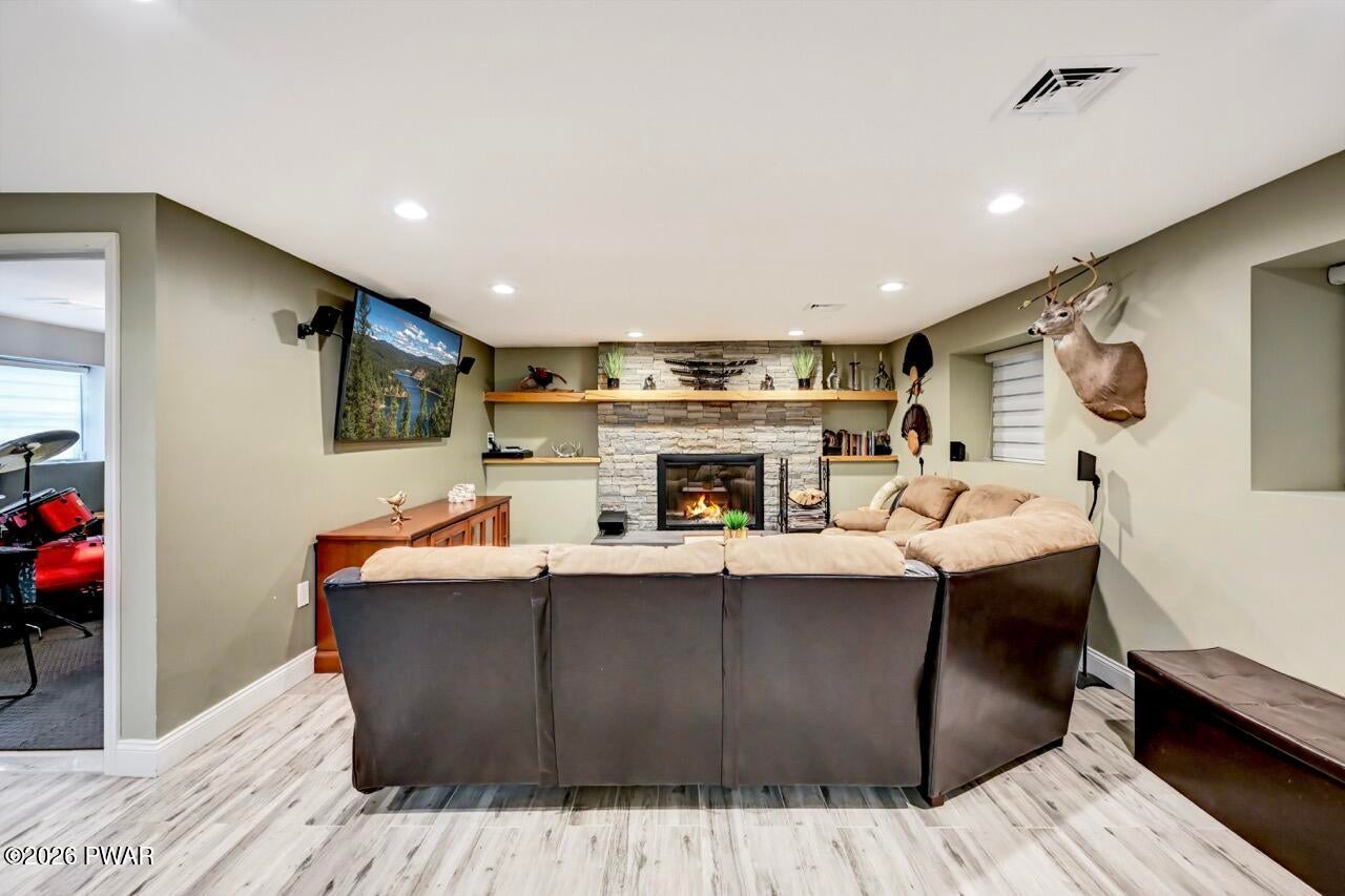 Milford, Pennsylvania, 18337, United States, 3 Bedrooms Bedrooms, ,3 BathroomsBathrooms,Residential,For Sale,2011309