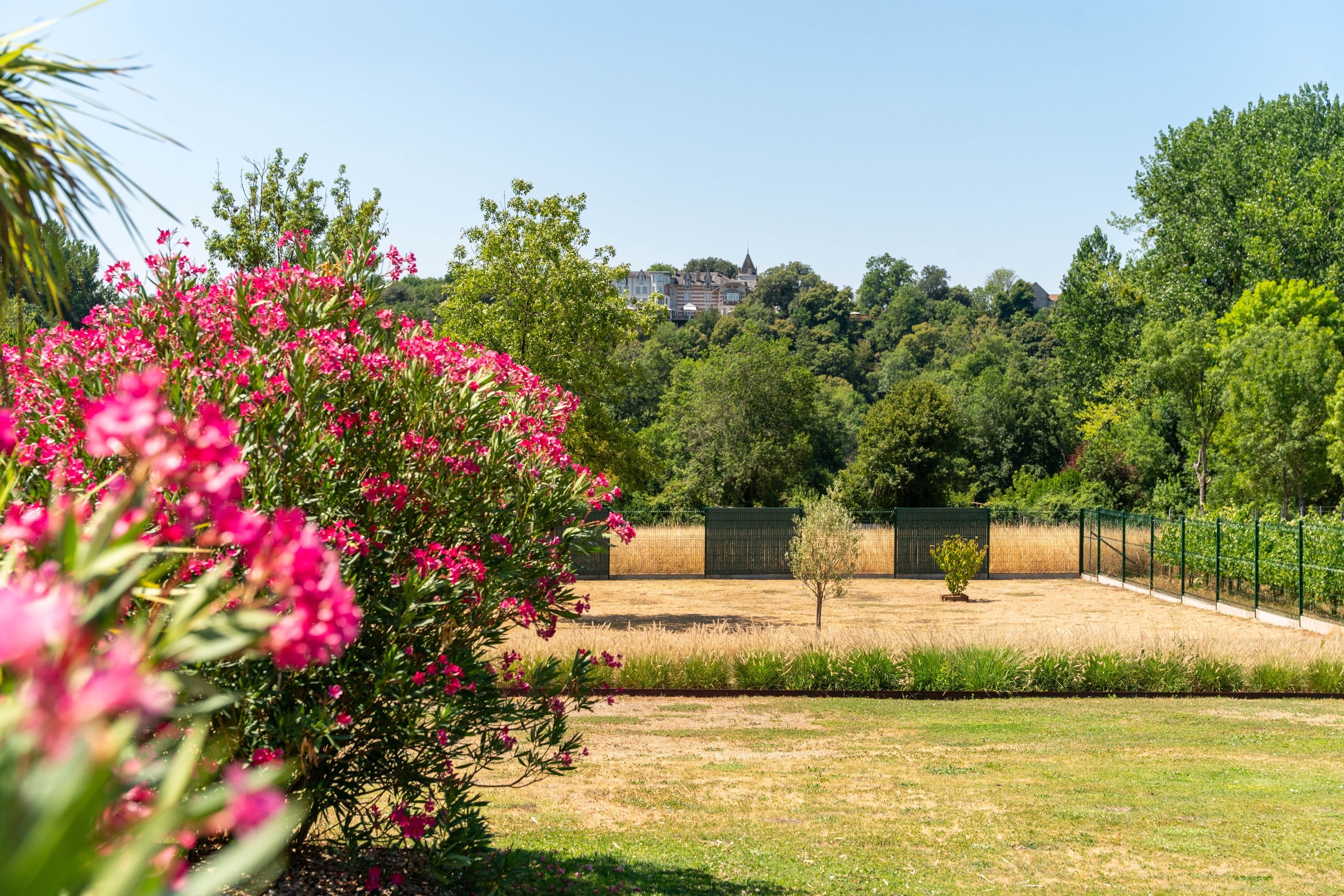  A Contemporary Masterpiece Overlooking Château de l