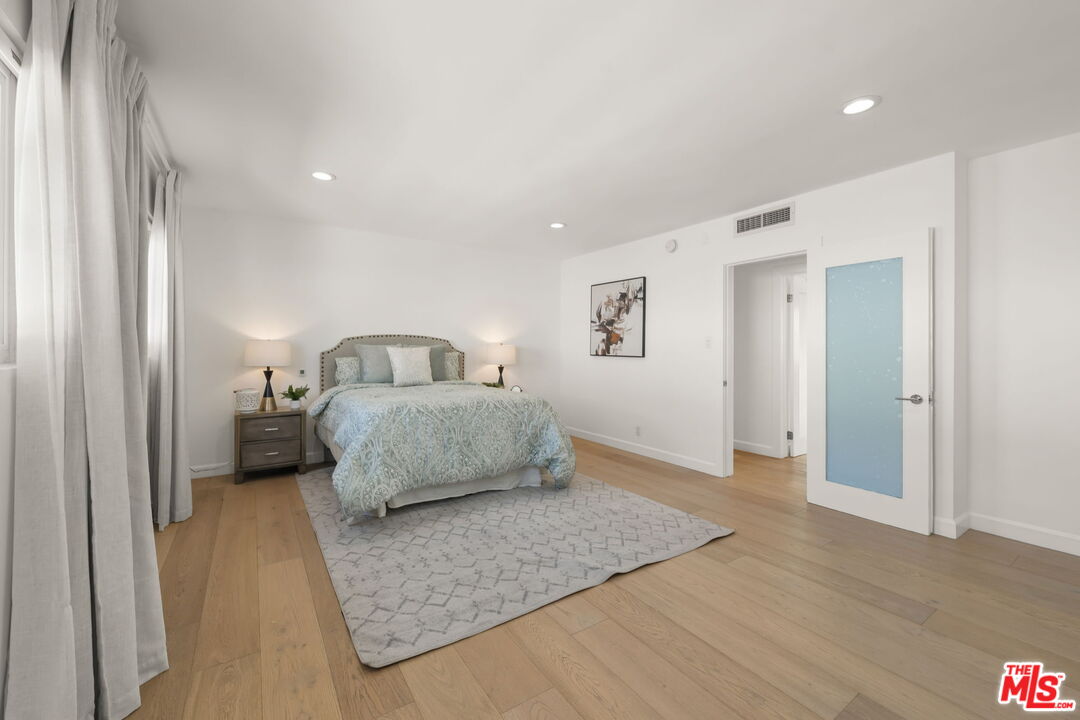 Los Angeles, California, 90046, United States, 3 Bedrooms Bedrooms, ,3 BathroomsBathrooms,Residential,For Sale,1989732