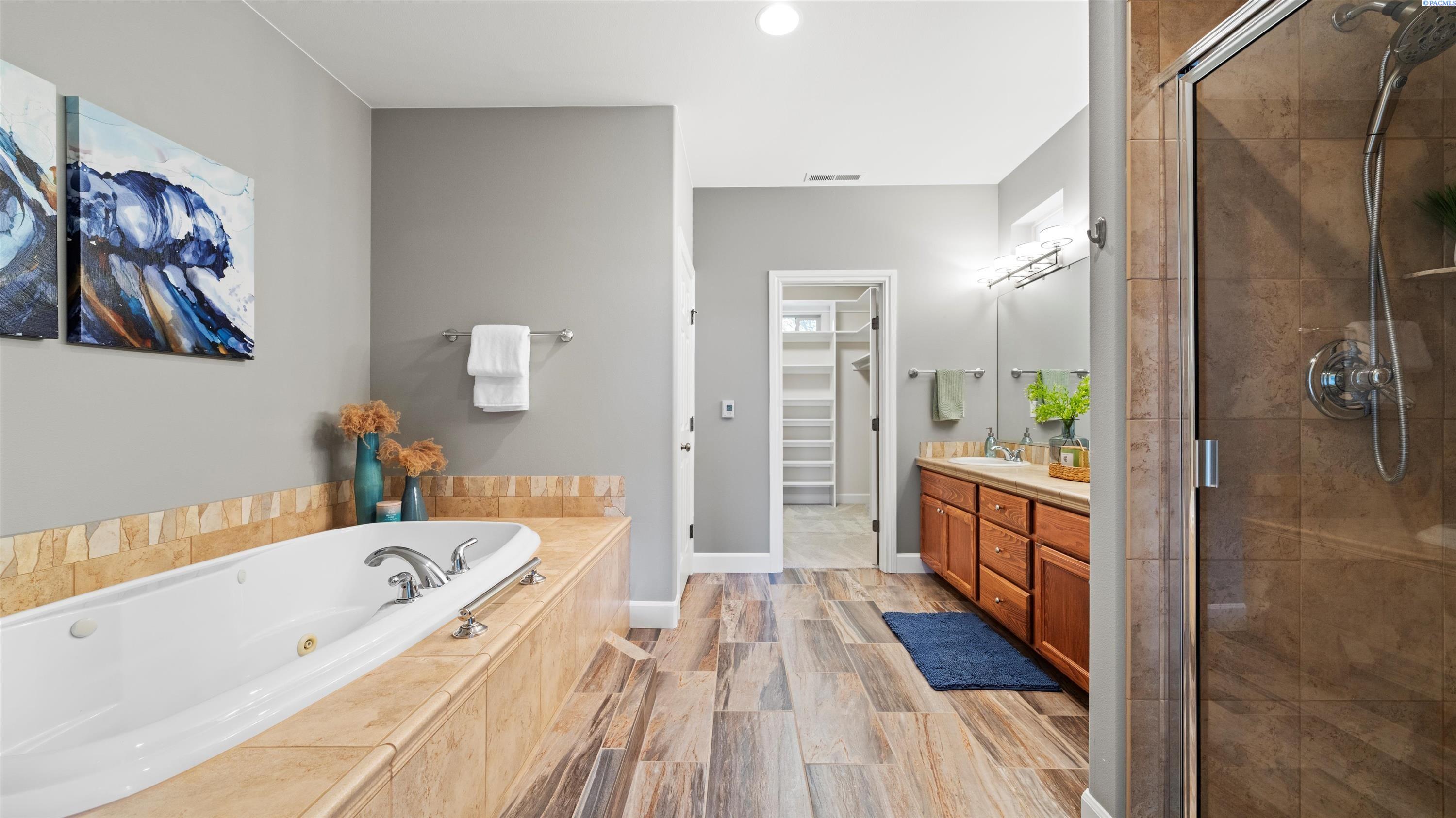 Richland, Washington, 99354, United States, 3 Bedrooms Bedrooms, ,3 BathroomsBathrooms,Residential,For Sale,1997405