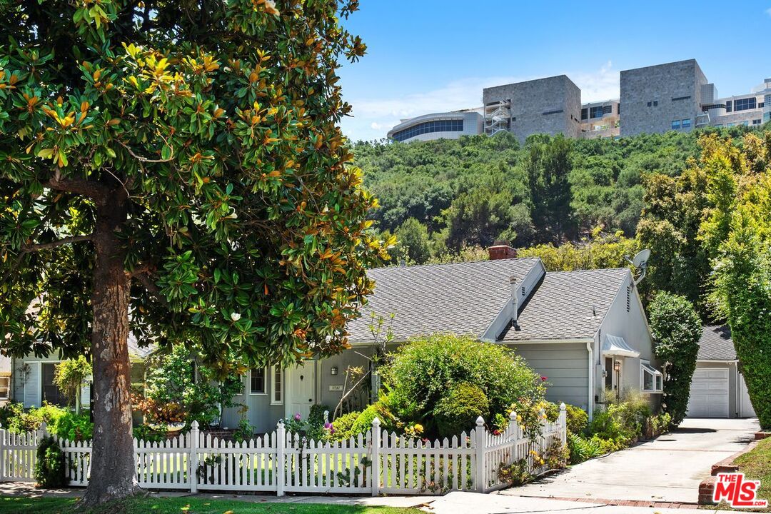 Los Angeles, California, 90049, United States, 3 Bedrooms Bedrooms, ,3 BathroomsBathrooms,Residential,For Sale,1902649