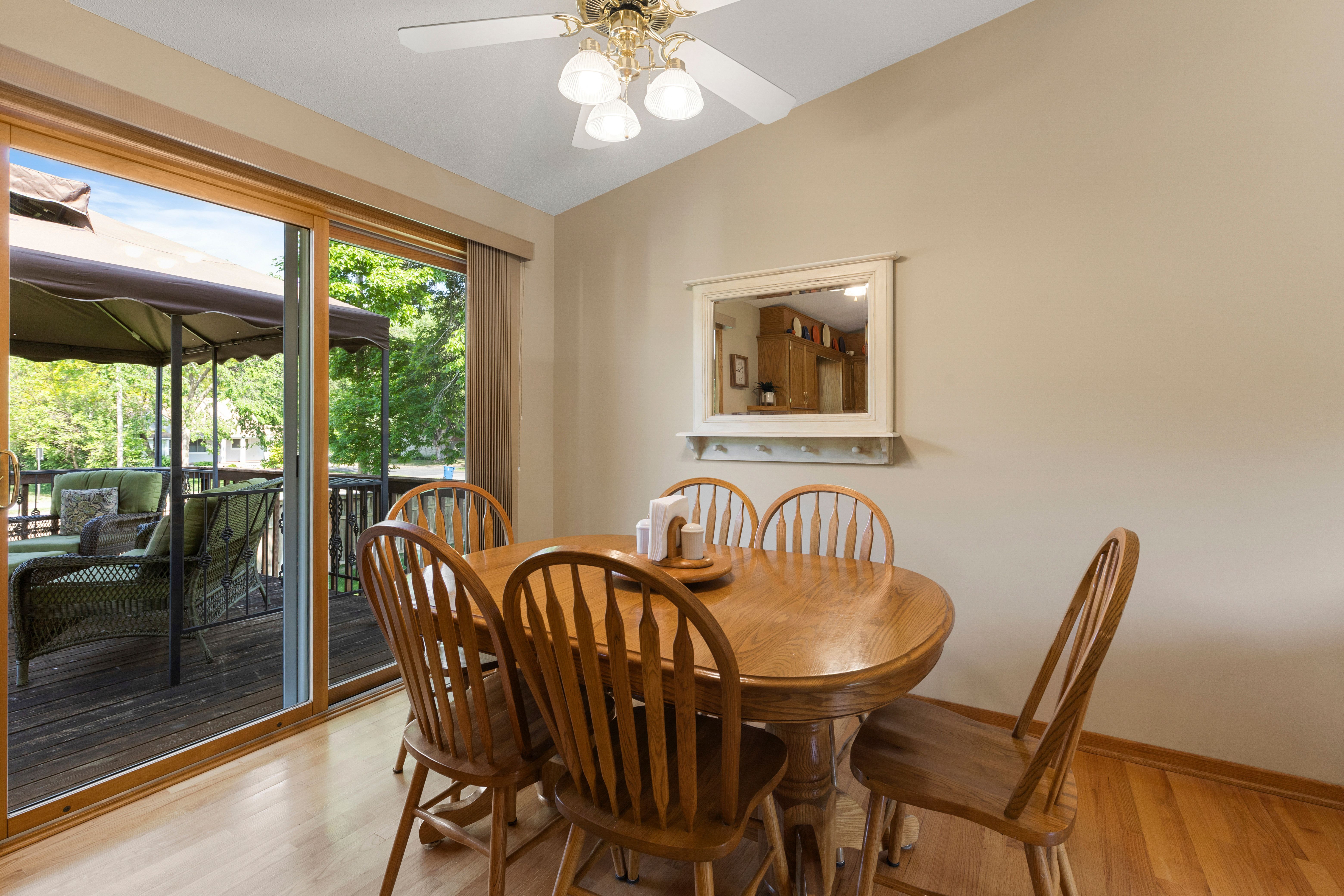  Inviting Champlin Living with Thoughtful Modern Updates - 物件實景