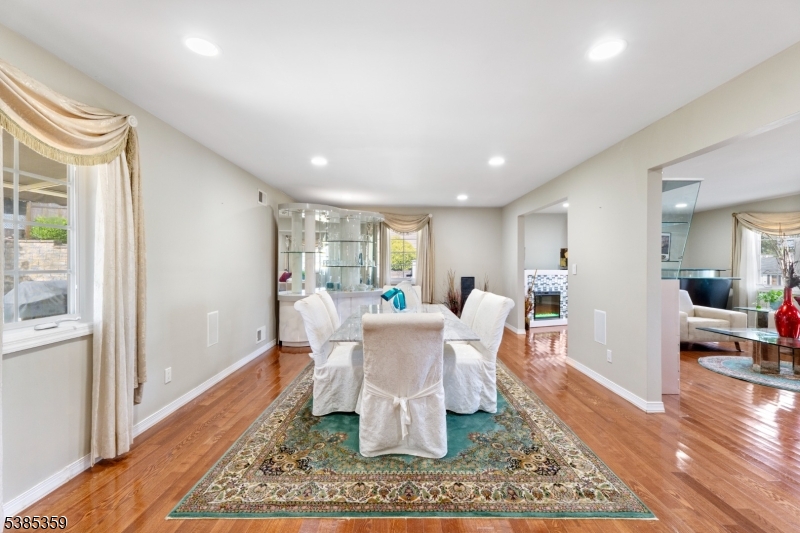 Wayne Twp., New Jersey, 07470, United States, 5 Bedrooms Bedrooms, ,3 BathroomsBathrooms,Residential,For Sale,1947958