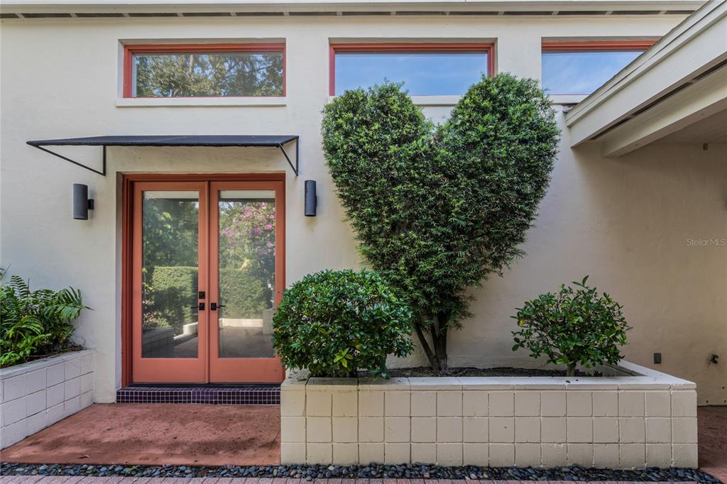 Orlando, Florida, 32806, United States, 3 Bedrooms Bedrooms, ,4 BathroomsBathrooms,Residential,For Sale,1927434