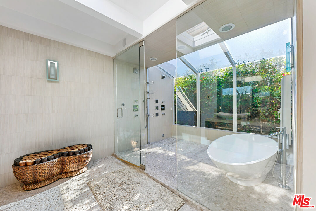 Malibu, California, 90265, United States, 3 Bedrooms Bedrooms, ,4 BathroomsBathrooms,Residential,For Sale,1807694