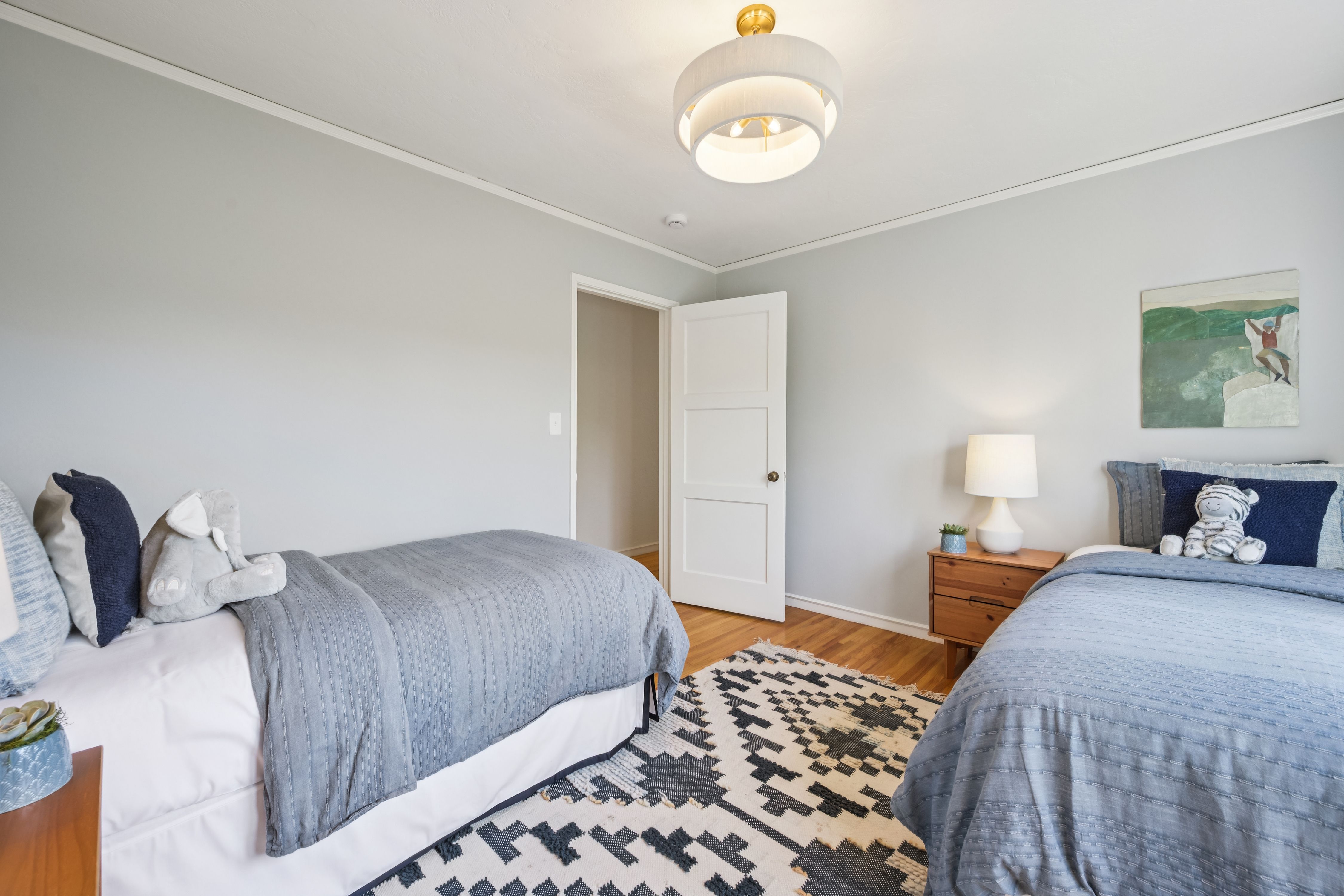  Spacious Corner-Lot Residence Offering Flexible Living Near Lake Merritt - 物件實景