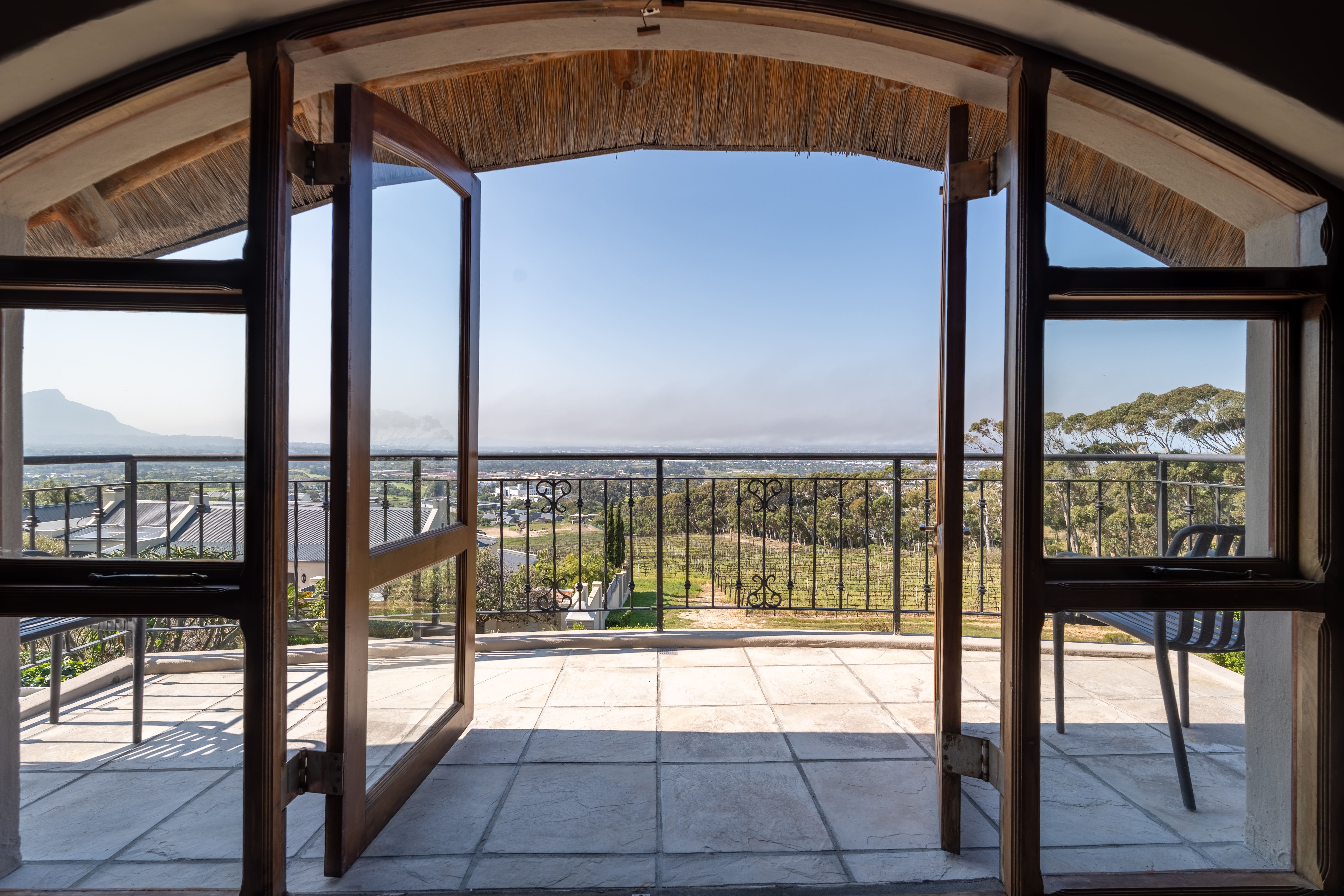  Elevated Family Living with Exceptional Mountain and Valley Views - 物件實景
