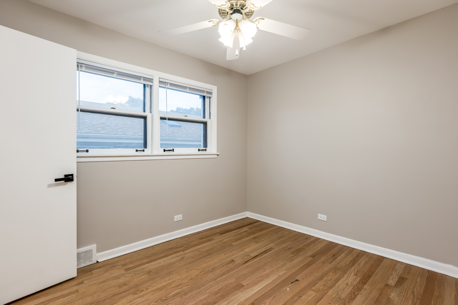 Skokie, Illinois, 60077, United States, 3 Bedrooms Bedrooms, ,2 BathroomsBathrooms,Residential,For Sale,1990753