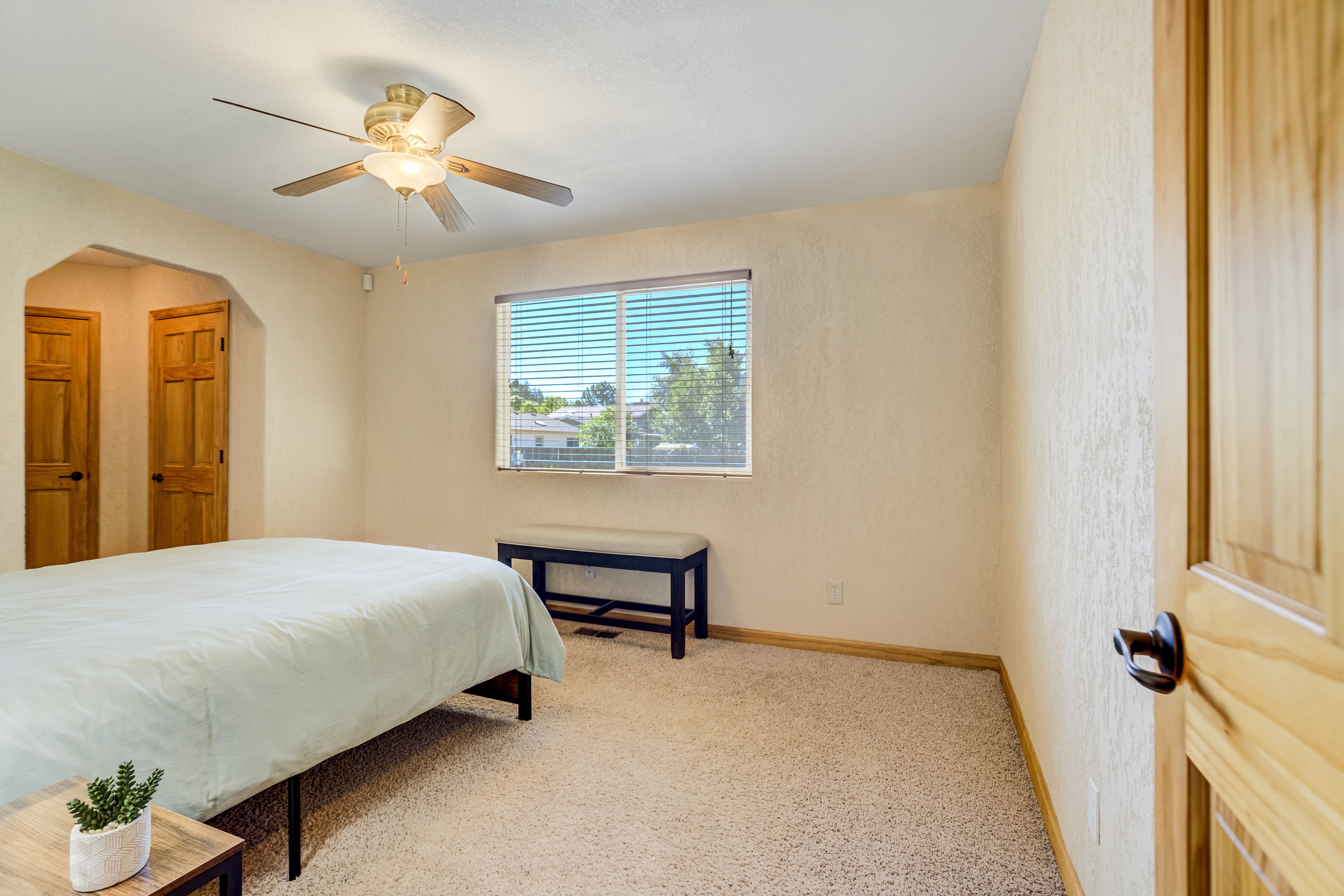  Nestled on a Spacious Corner Lot, Discover Mountain Charm w/ Warm Wood Accents - 物件實景