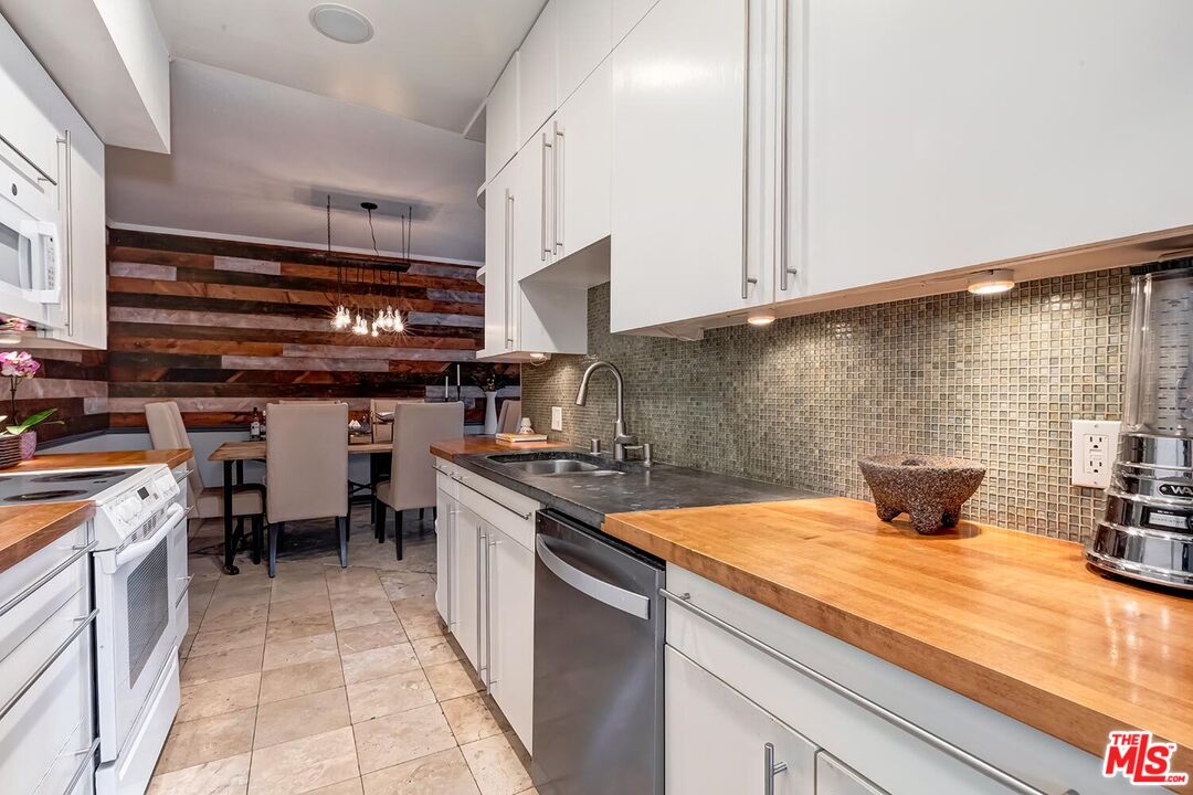West Hollywood, California, 90069, United States, 2 Bedrooms Bedrooms, ,2 BathroomsBathrooms,Residential,For Sale,1819033