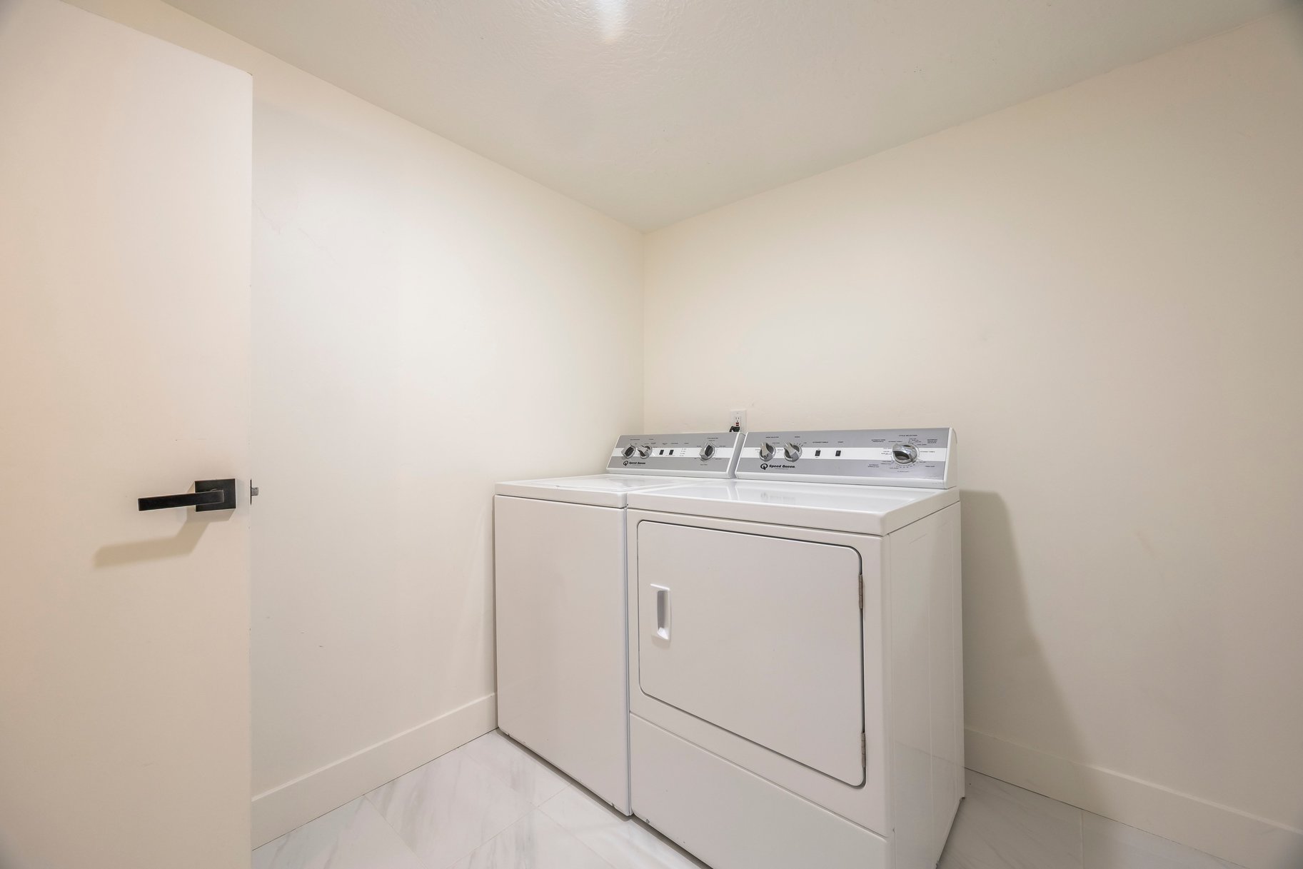  Remodeled Rambler with Outside Basement Entrance - 物件實景