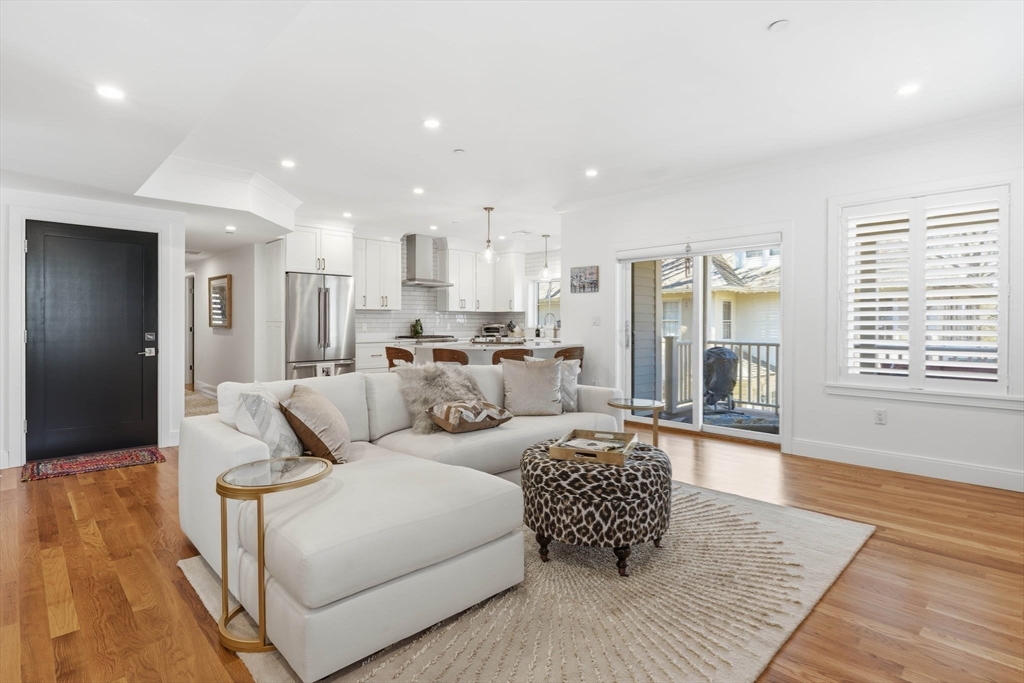 Wakefield, Massachusetts, 01880, United States, 2 Bedrooms Bedrooms, ,3 BathroomsBathrooms,Residential,For Sale,2036926