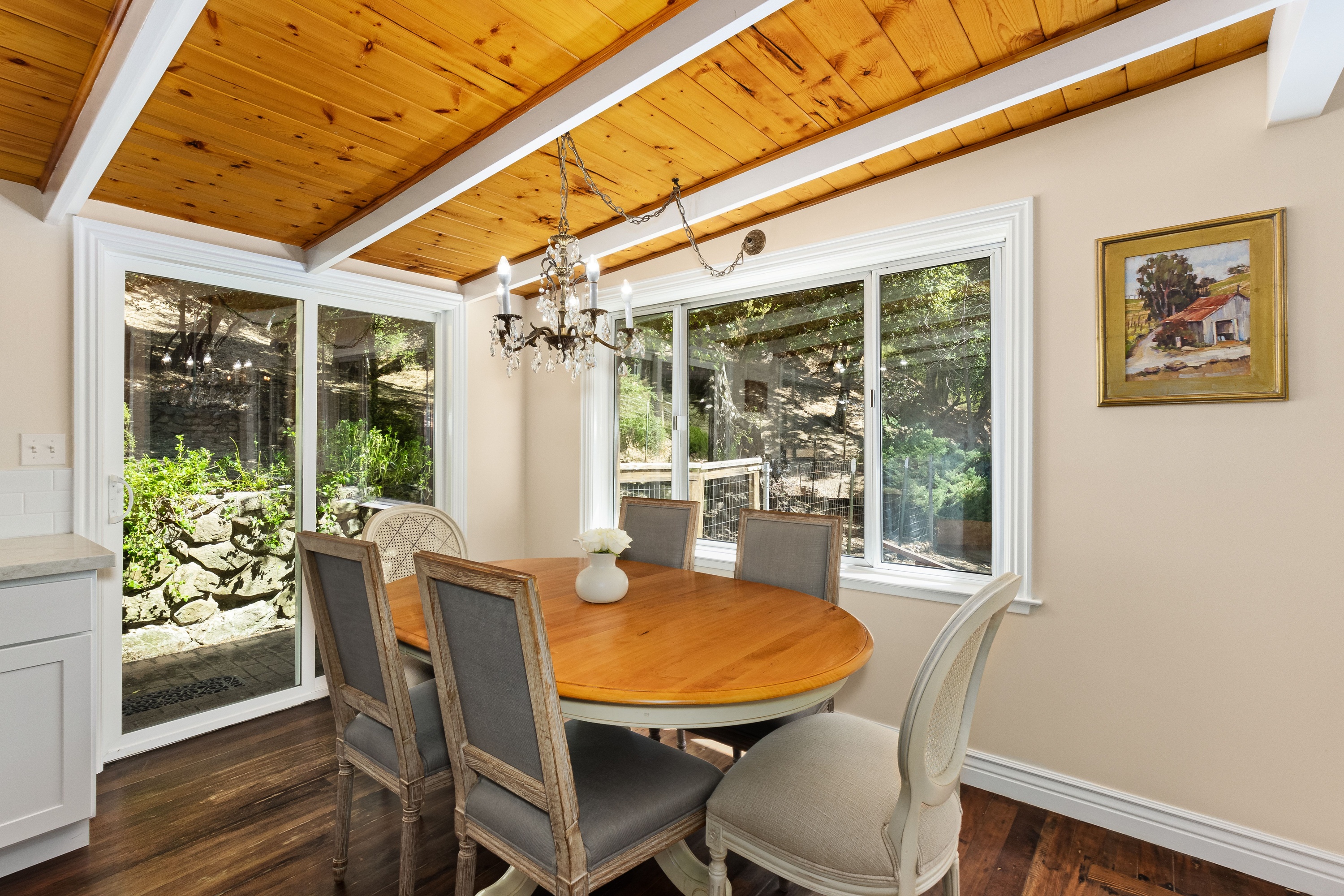  Hillside Haven with Panoramic Views and Modern Upgrades - 物件實景