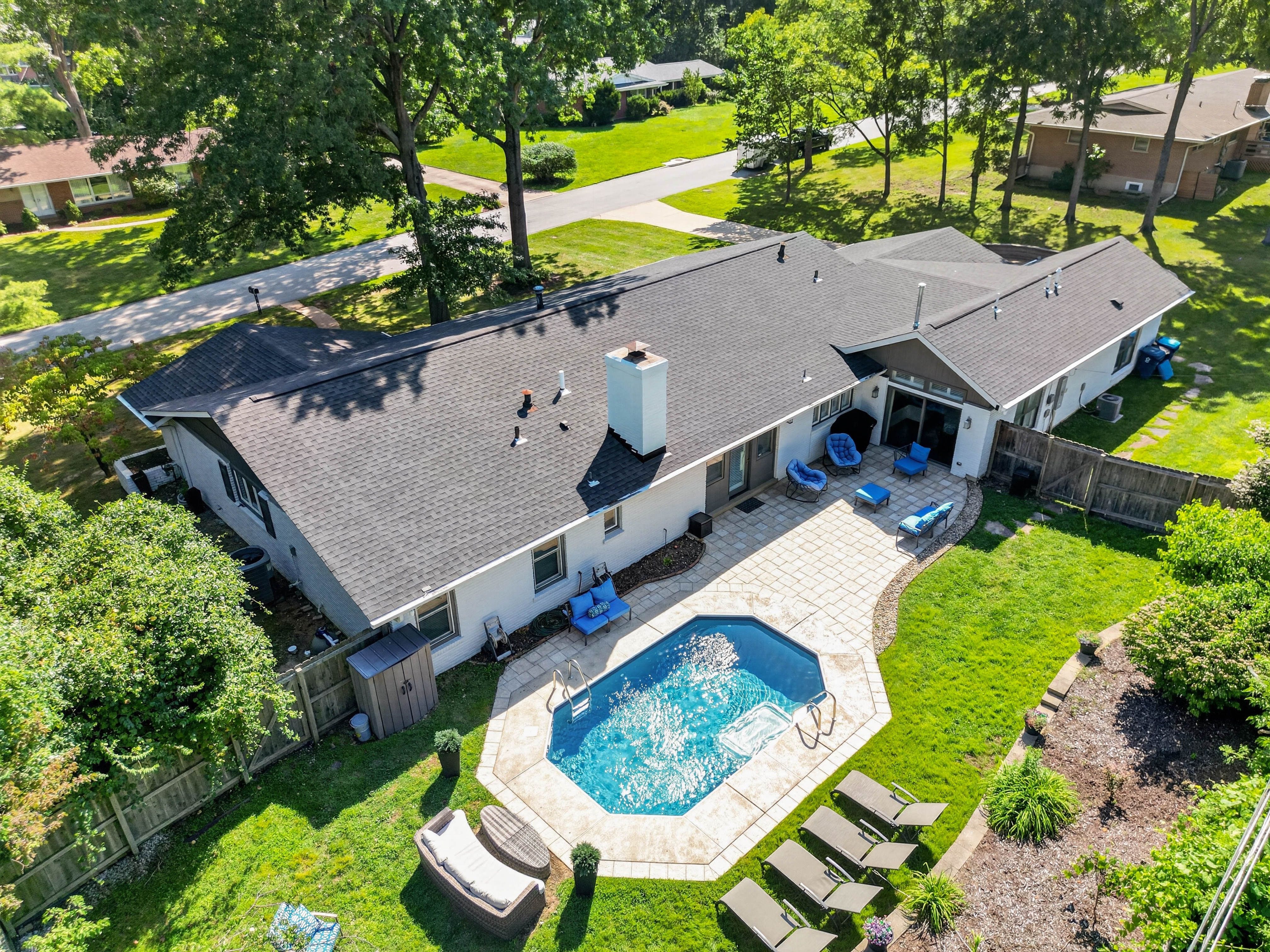  Welcome to this beautifully updated mid-century ranch. - 物件實景