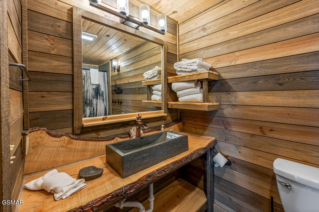 Sevierville, Tennessee, 37876, United States, 4 Bedrooms Bedrooms, ,6 BathroomsBathrooms,Residential,For Sale,2008845