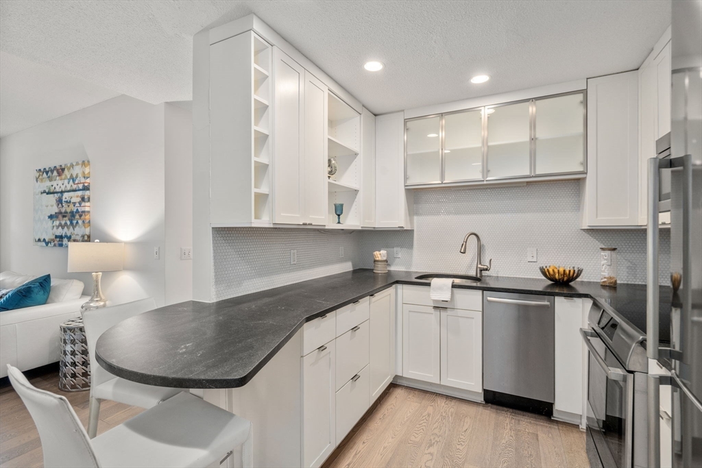 Newton, Massachusetts, 02464, United States, 2 Bedrooms Bedrooms, ,1 BathroomBathrooms,Residential,For Sale,1956329