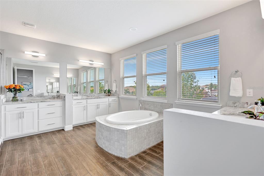 Bradenton, Florida, 34212, United States, 5 Bedrooms Bedrooms, ,5 BathroomsBathrooms,Residential,For Sale,1917227
