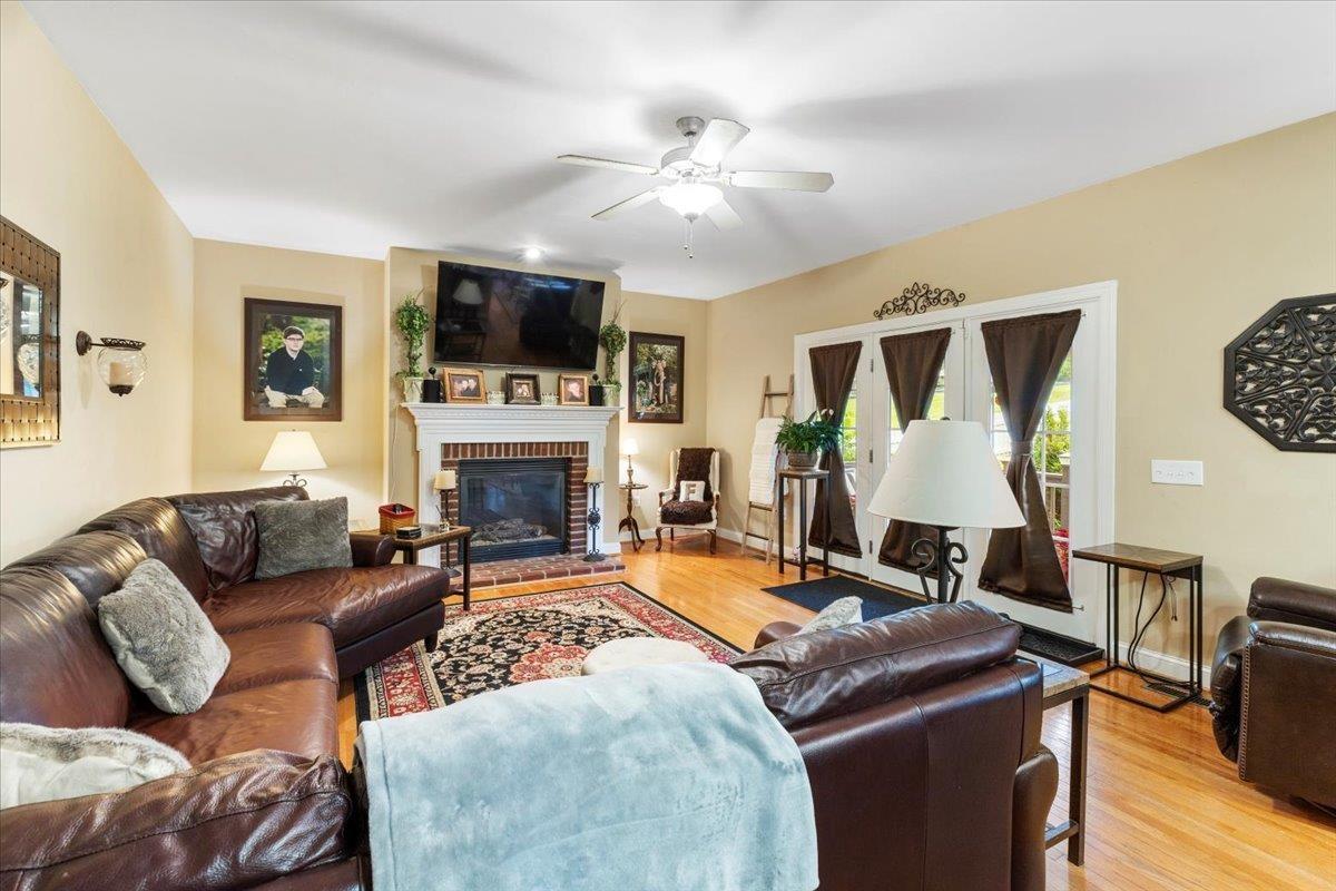 Blacksburg, Virginia, 24060, United States, 5 Bedrooms Bedrooms, ,4 BathroomsBathrooms,Residential,For Sale,1828215