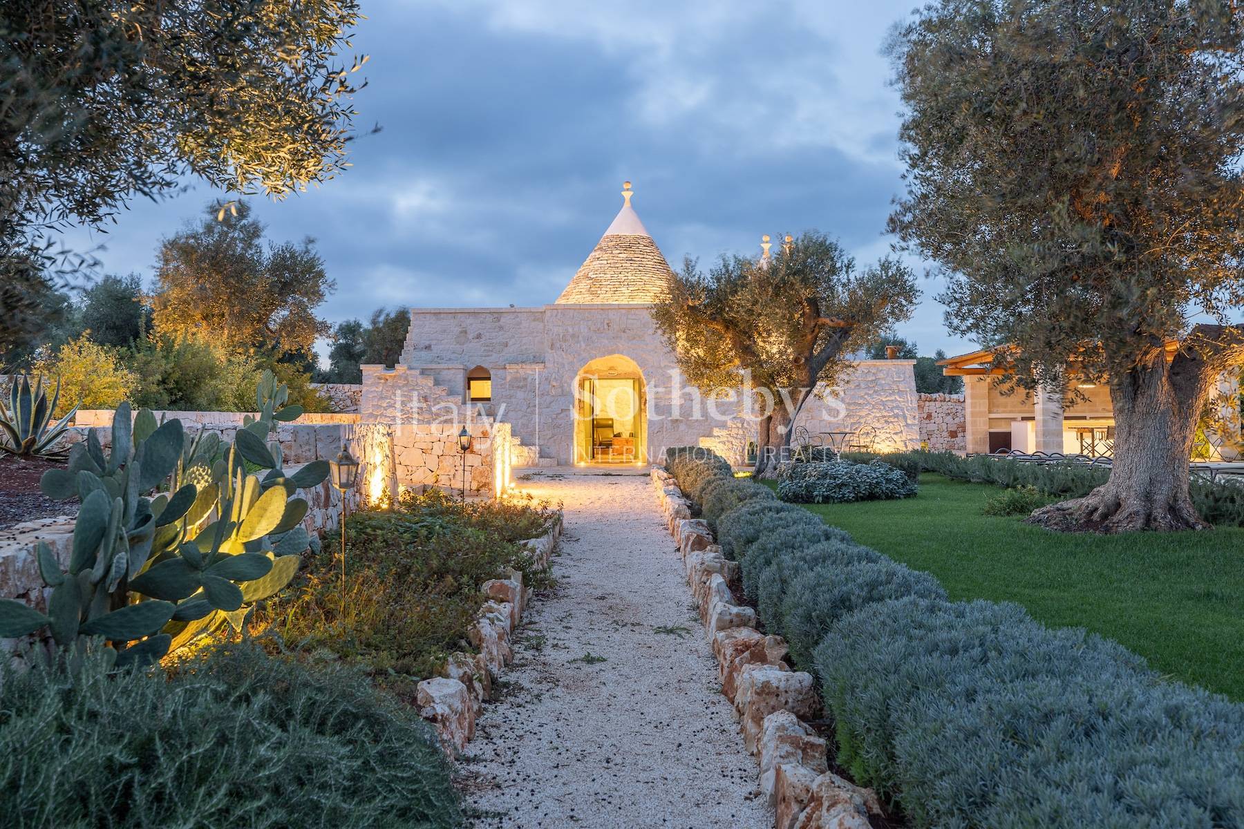  Exclusive estate among the olive trees in the Valle d