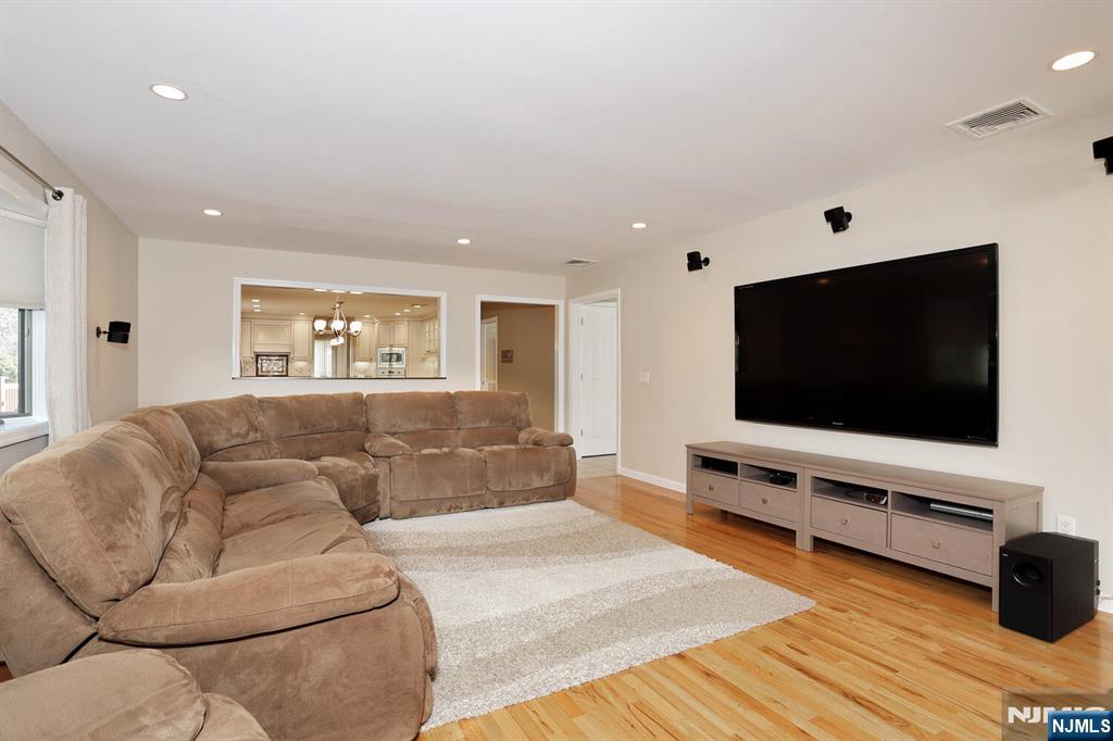 Paramus, New Jersey, 07652, United States, 5 Bedrooms Bedrooms, ,4 BathroomsBathrooms,Residential,For Sale,2001740