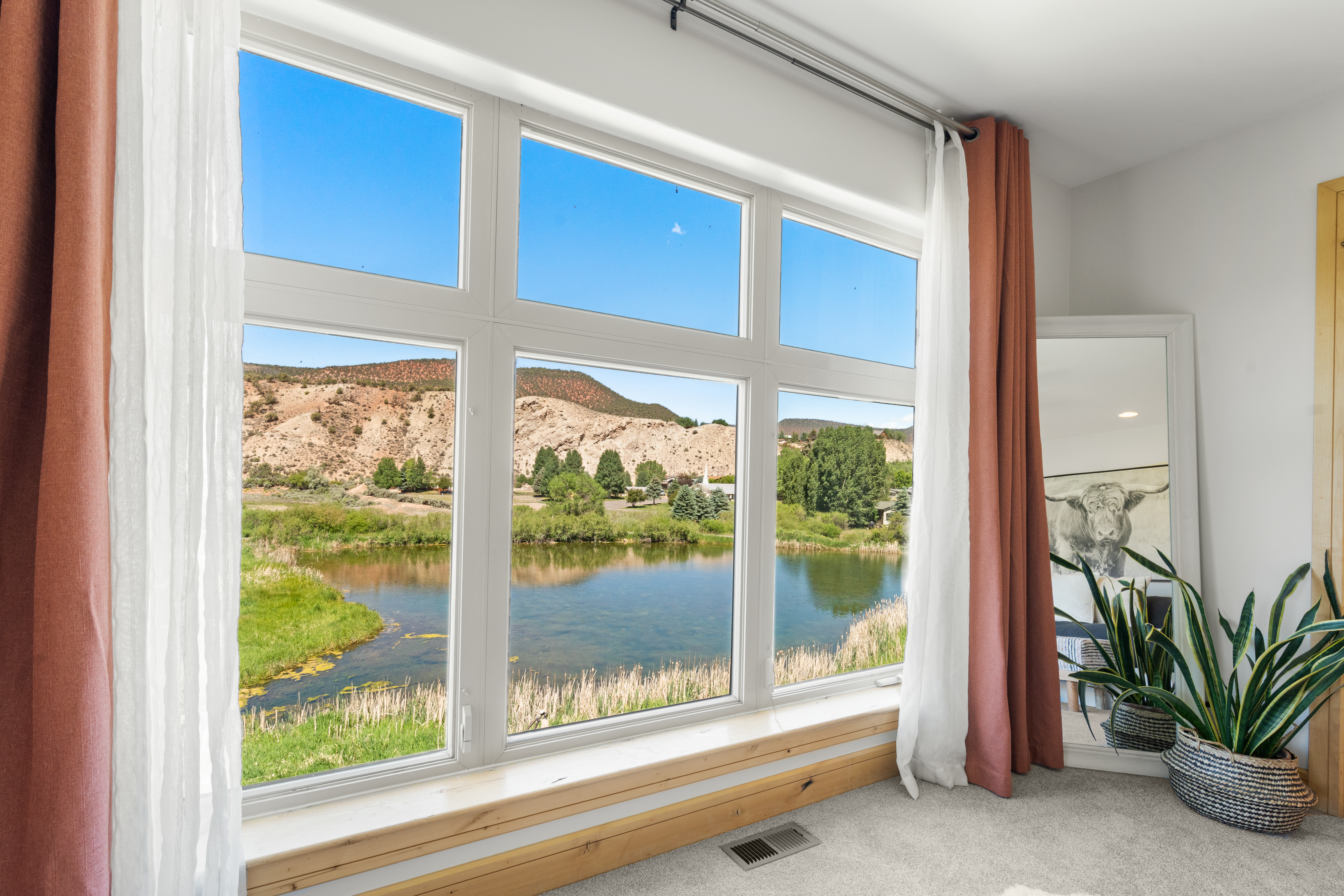  Inviting Home Features Soaring Vaulted Ceilings, Expansive Windows~ - 物件實景