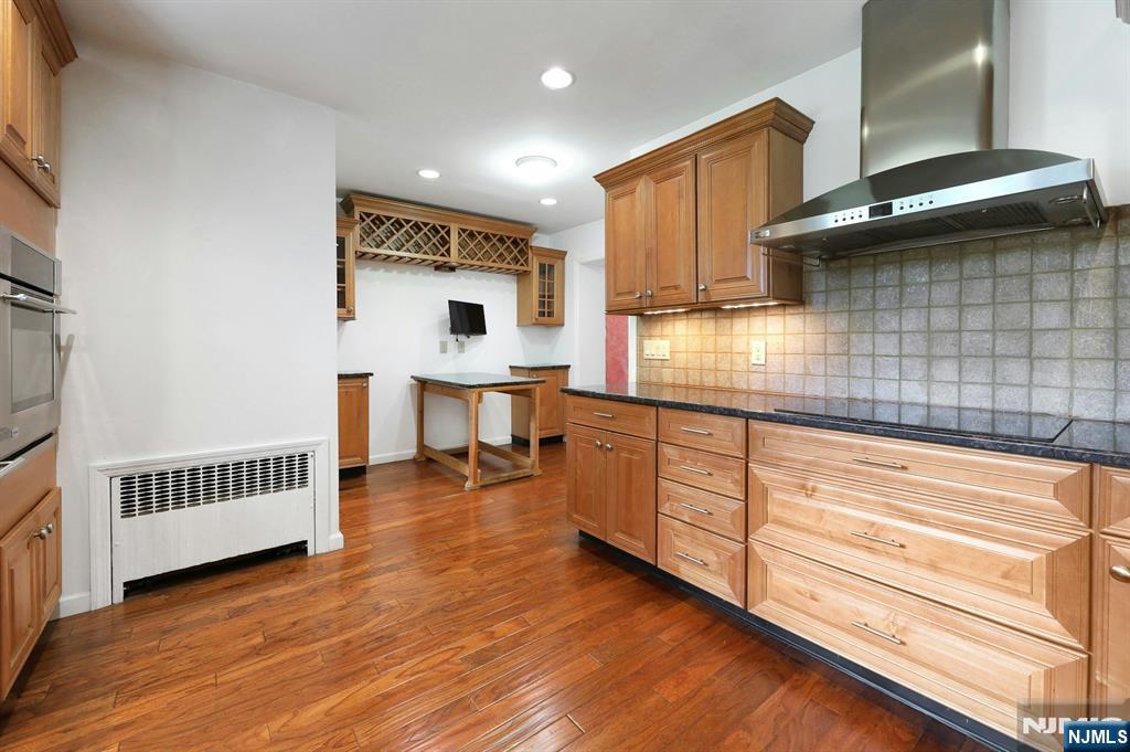 Leonia, New Jersey, 07605, United States, 5 Bedrooms Bedrooms, ,4 BathroomsBathrooms,Residential,For Sale,1934270