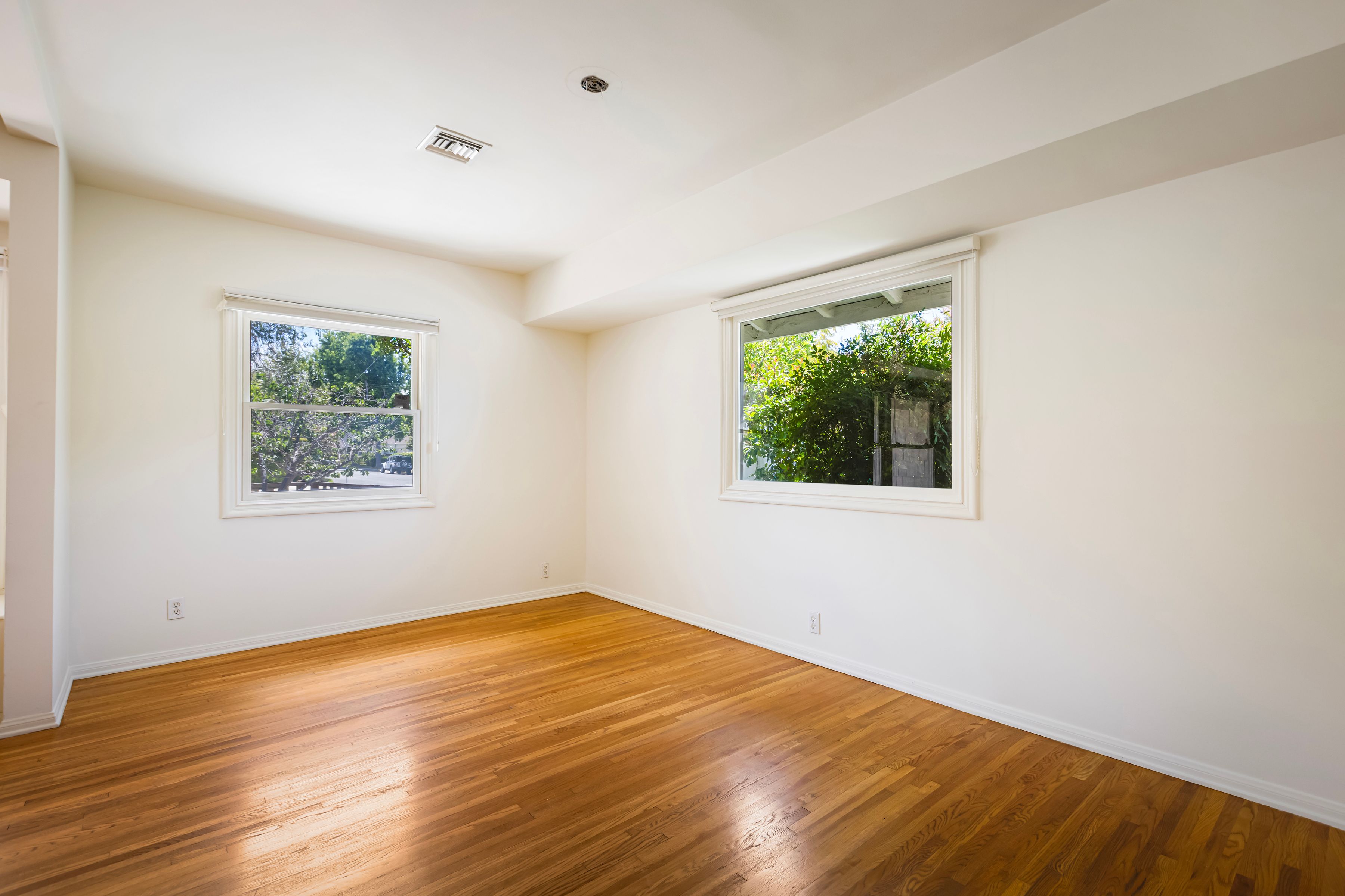  5005 Varna Avenue - 物件實景