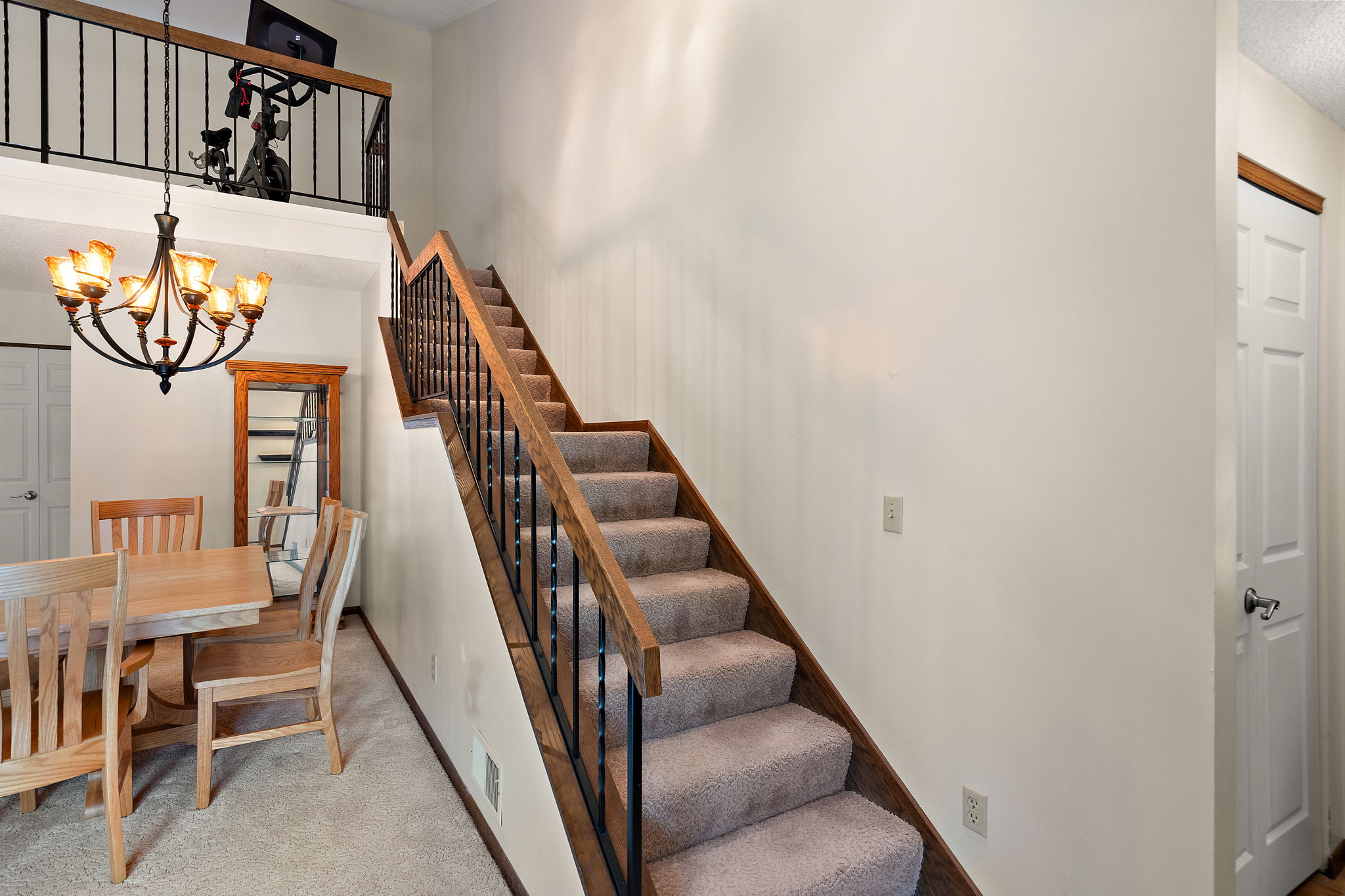  Light-Filled Loft in Desirable Woodbury - 物件實景