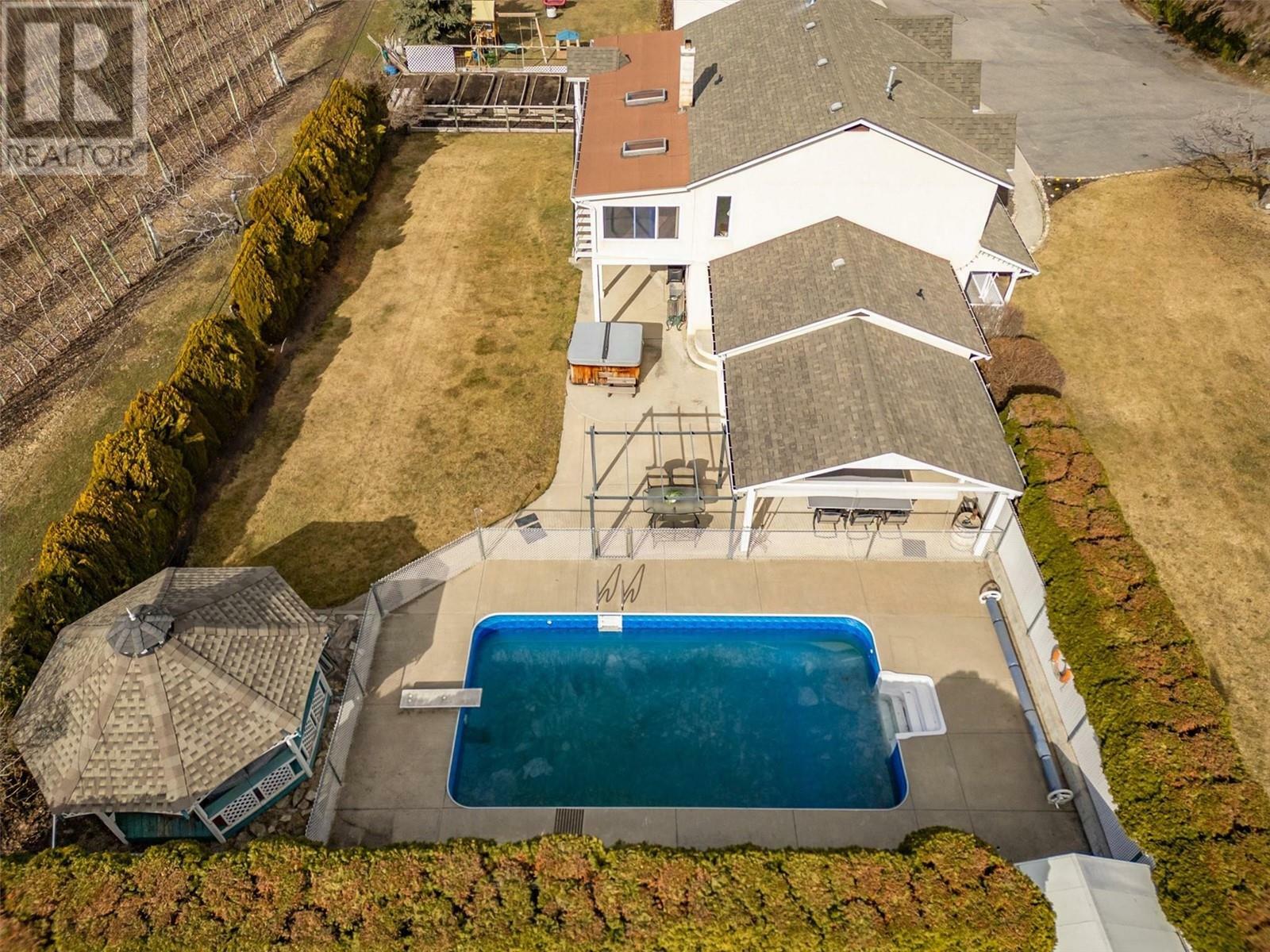 KELOWNA, British Columbia, V1V 2G6, CA, 5 Bedrooms Bedrooms, ,4 BathroomsBathrooms,Residential,For Sale,1838438