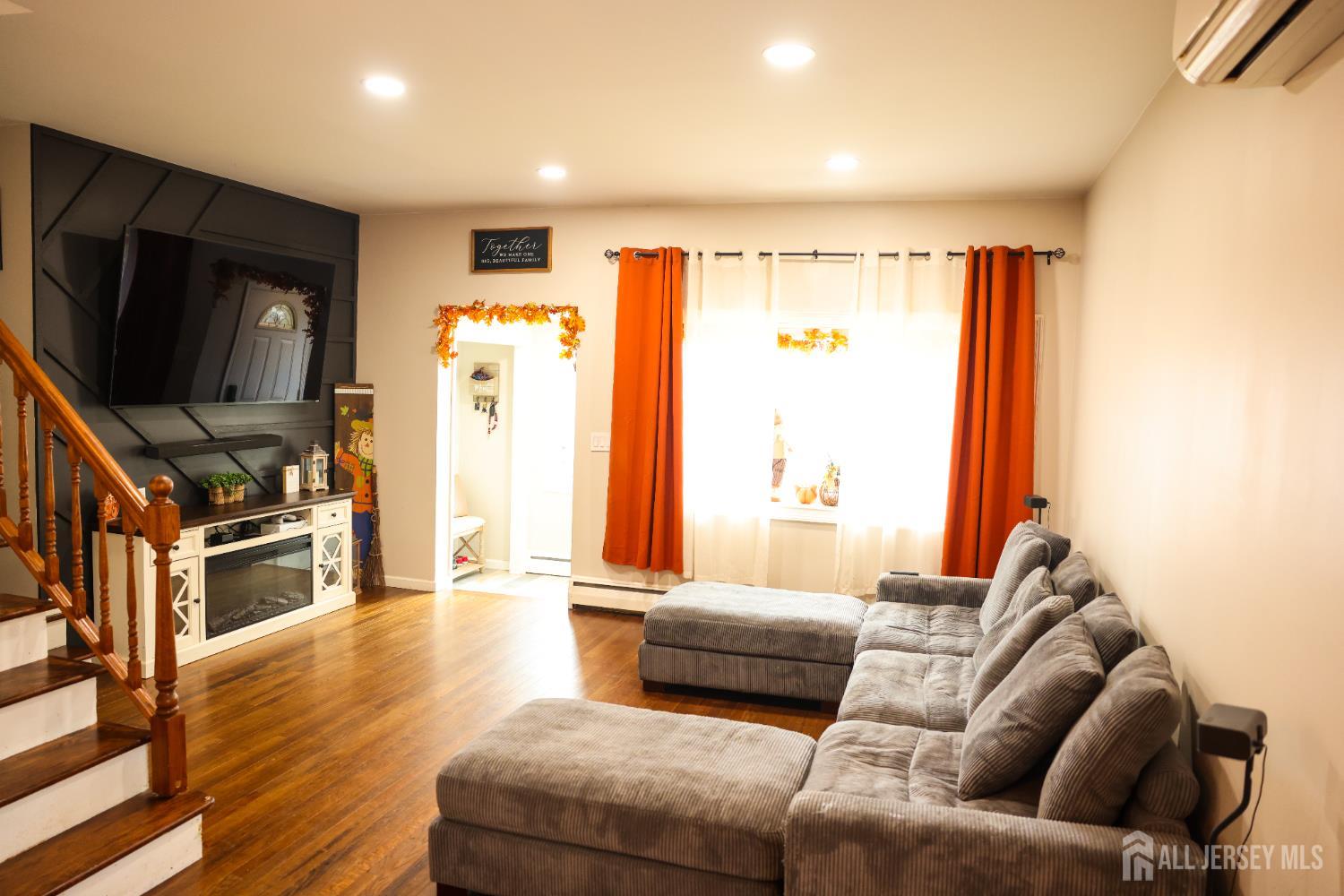 Fords, New Jersey, 08863, United States, 4 Bedrooms Bedrooms, ,2 BathroomsBathrooms,Residential,For Sale,2000605