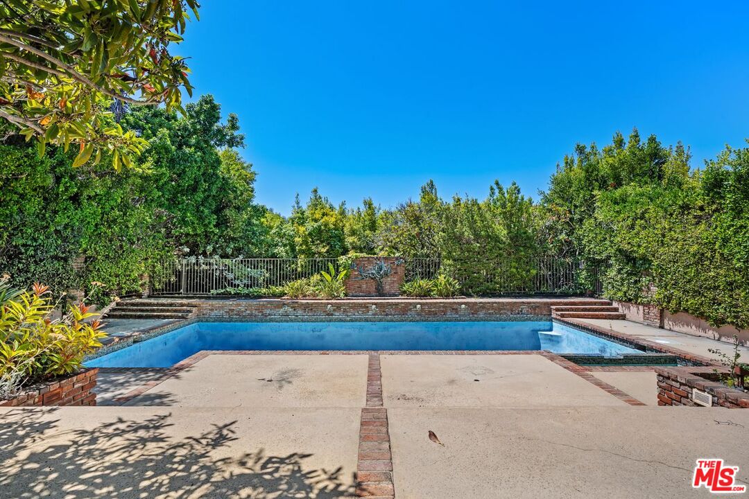 Los Angeles, California, 90049, United States, 4 Bedrooms Bedrooms, ,4 BathroomsBathrooms,Residential,For Sale,1913168