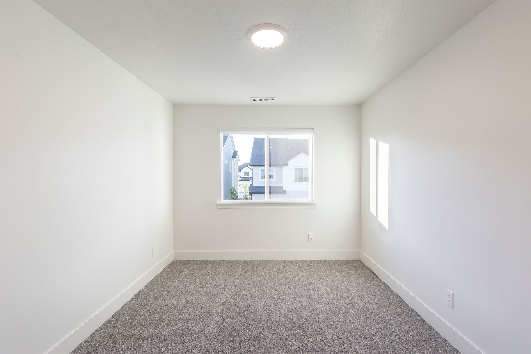  Stylish End-Unit Townhome - 物件實景
