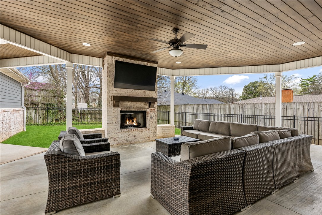 Fayetteville, Arkansas, 72701, United States, 4 Bedrooms Bedrooms, ,4 BathroomsBathrooms,Residential,For Sale,1895479