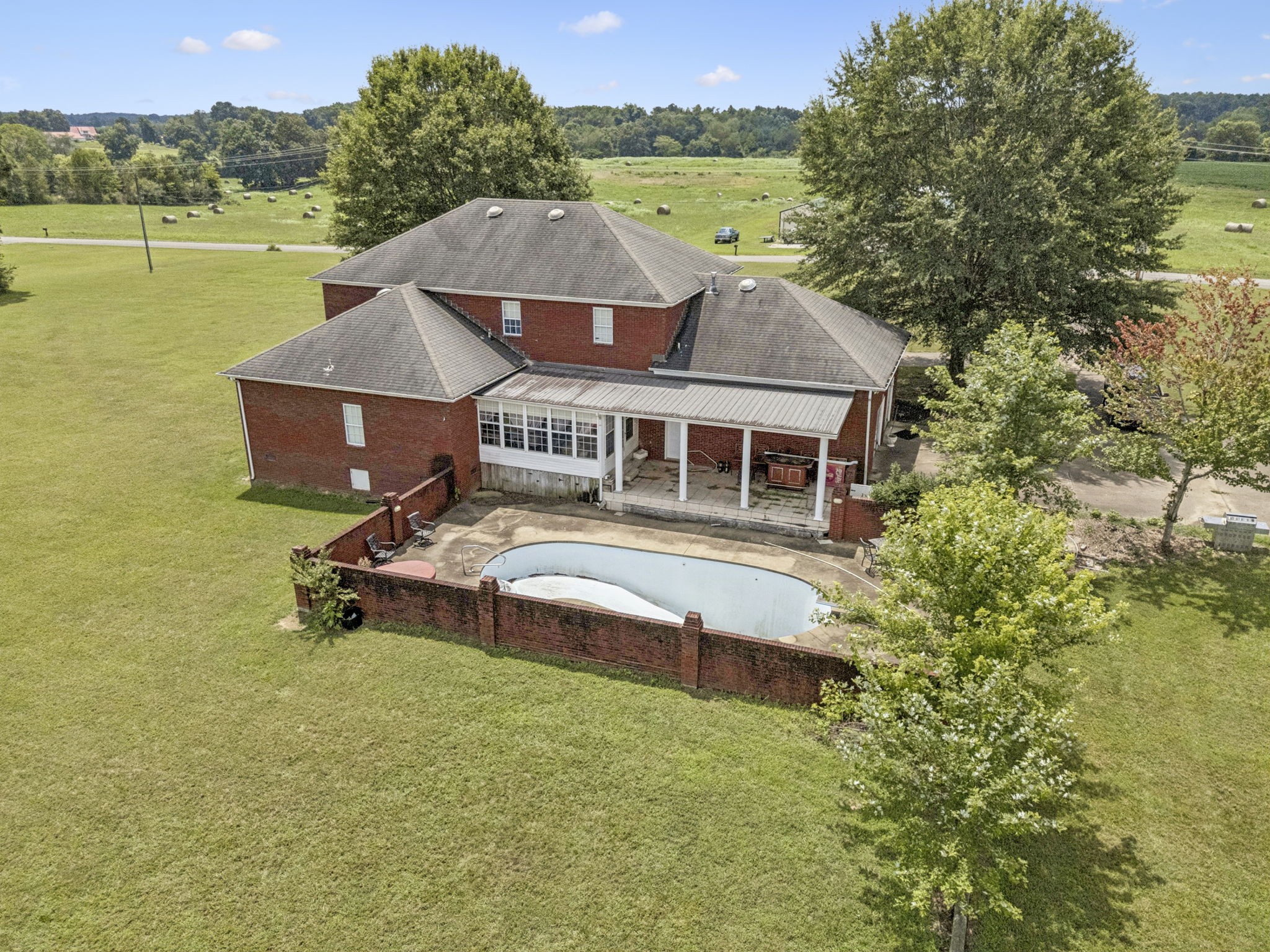 Lawrenceburg, Tennessee, 38464, United States, 5 Bedrooms Bedrooms, ,4 BathroomsBathrooms,Residential,For Sale,1967906