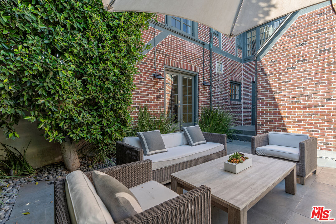 Los Angeles, California, 90020, United States, 5 Bedrooms Bedrooms, ,5 BathroomsBathrooms,Residential,For Sale,1939583