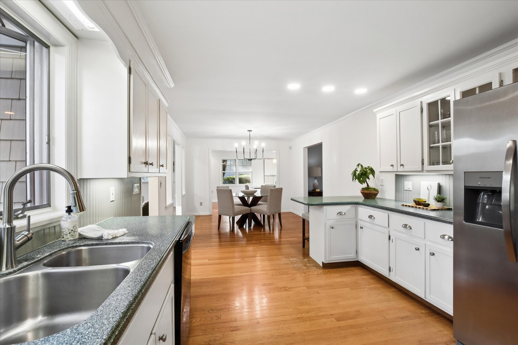  Split Level Home Offers Generous Living Spaces and Inviting Outdoor Areas - 物件實景