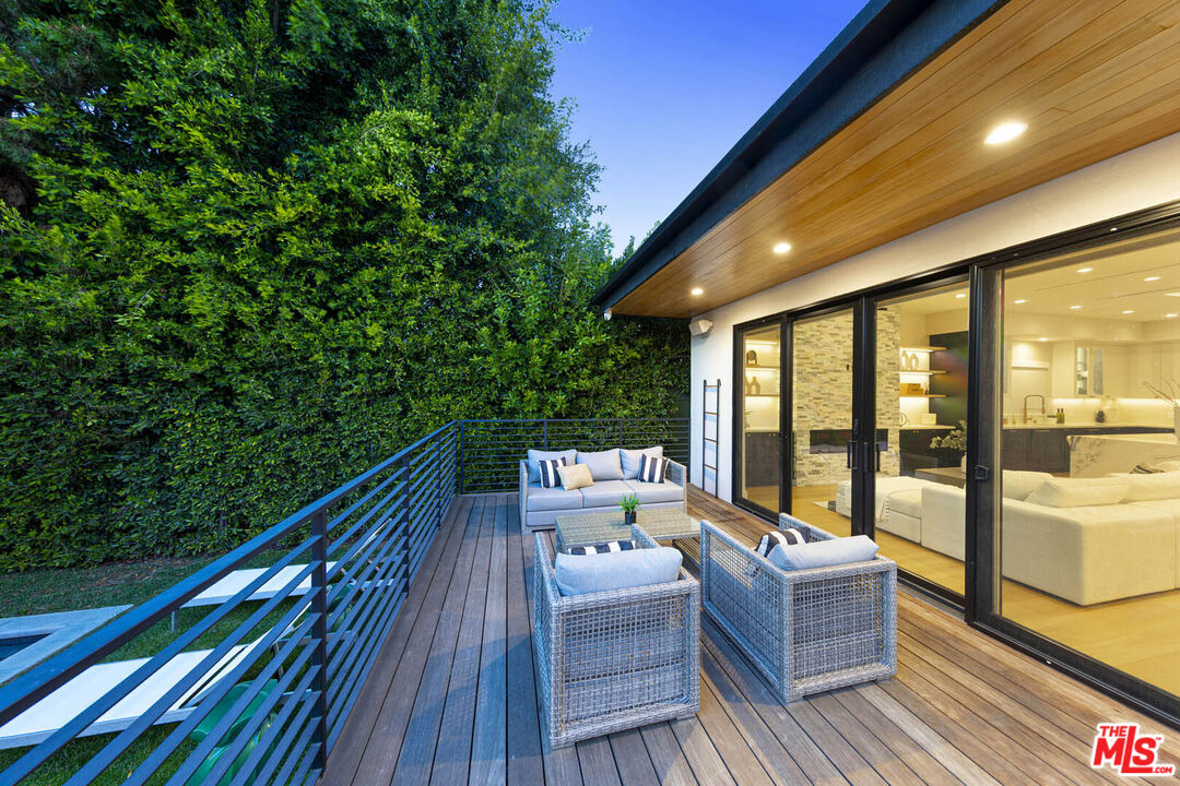 Los Angeles, California, 90048, United States, 4 Bedrooms Bedrooms, ,2 BathroomsBathrooms,Residential,For Sale,1862475