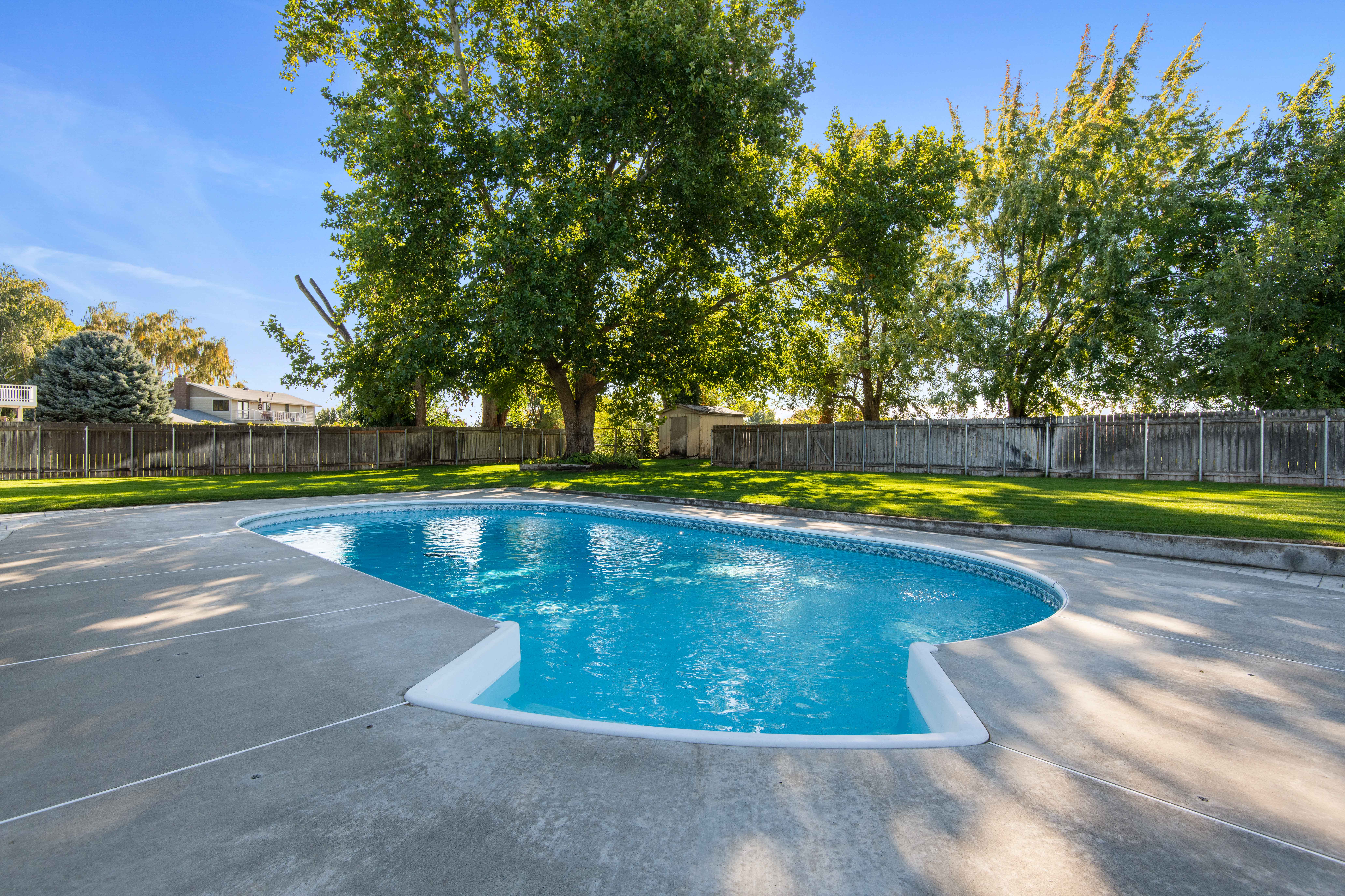  Property with a POOL and room for a shop - 物件實景