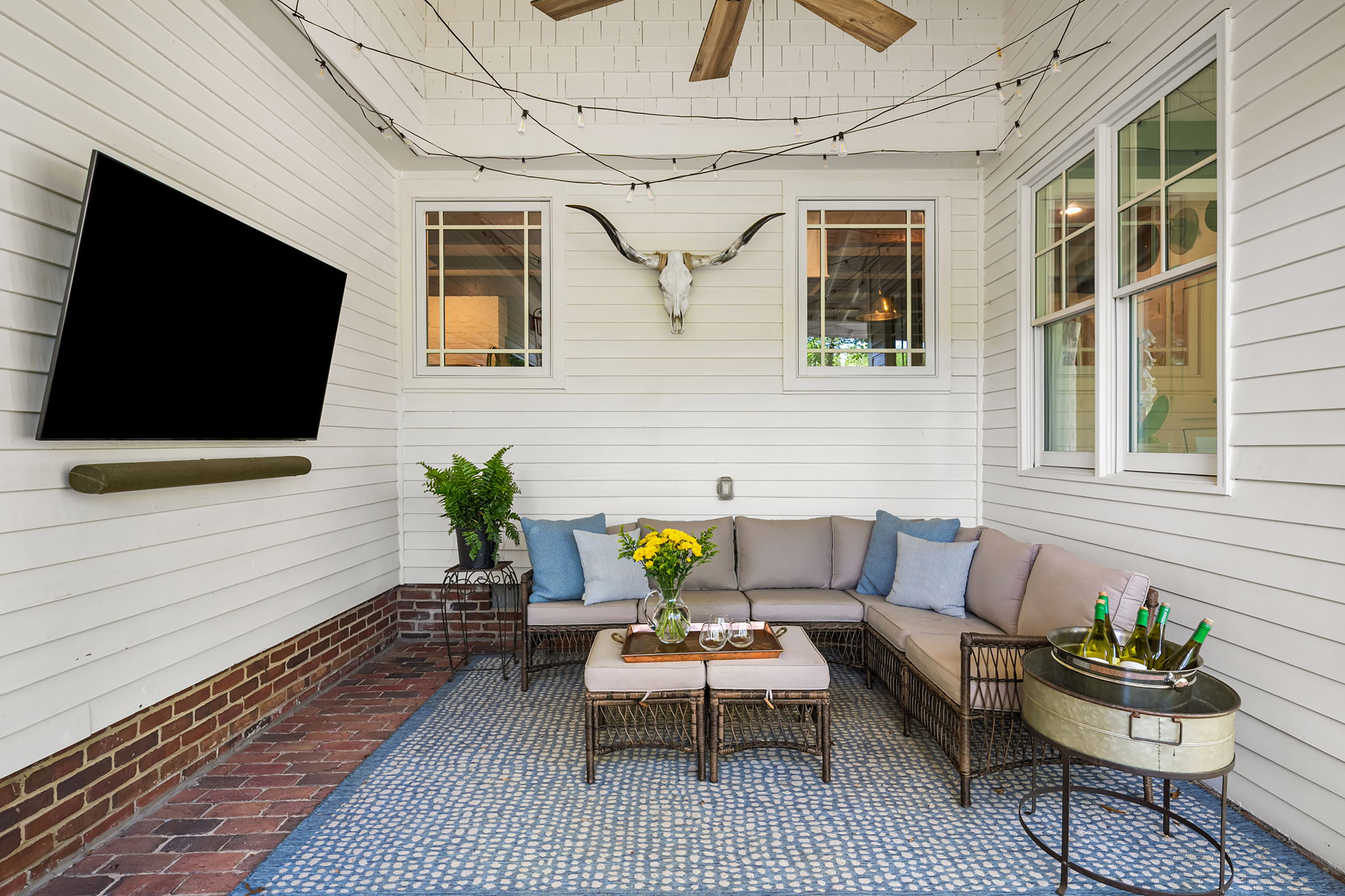  Live Timeless in Coveted Farmhouse on 4+ Private Gated Acres In Roswell - 物件實景