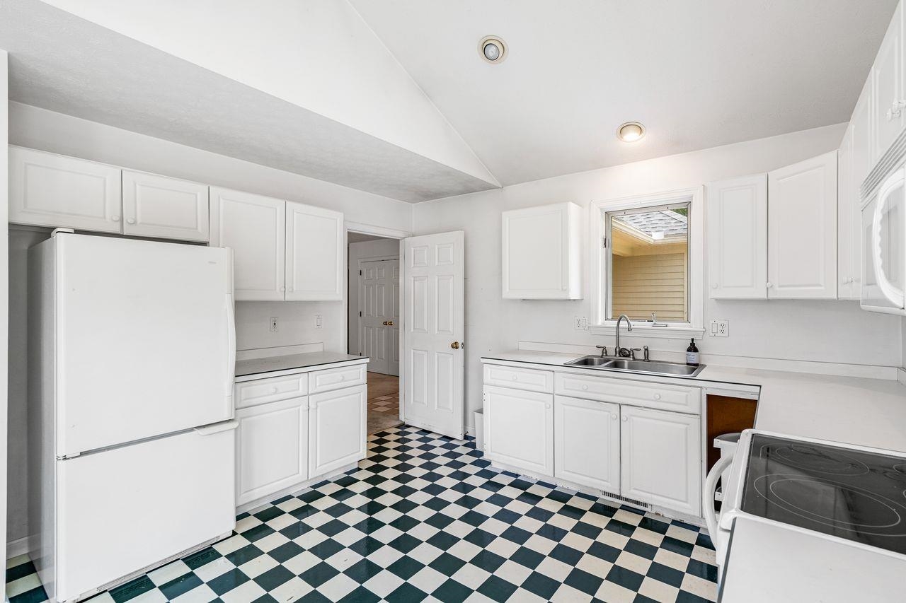Bedford, New Hampshire, 03110, United States, 2 Bedrooms Bedrooms, ,2 BathroomsBathrooms,Residential,For Sale,1896302