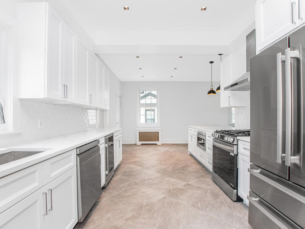 Yonkers, New York, 10701, United States, 6 Bedrooms Bedrooms, ,3 BathroomsBathrooms,Residential,For Sale,1904249