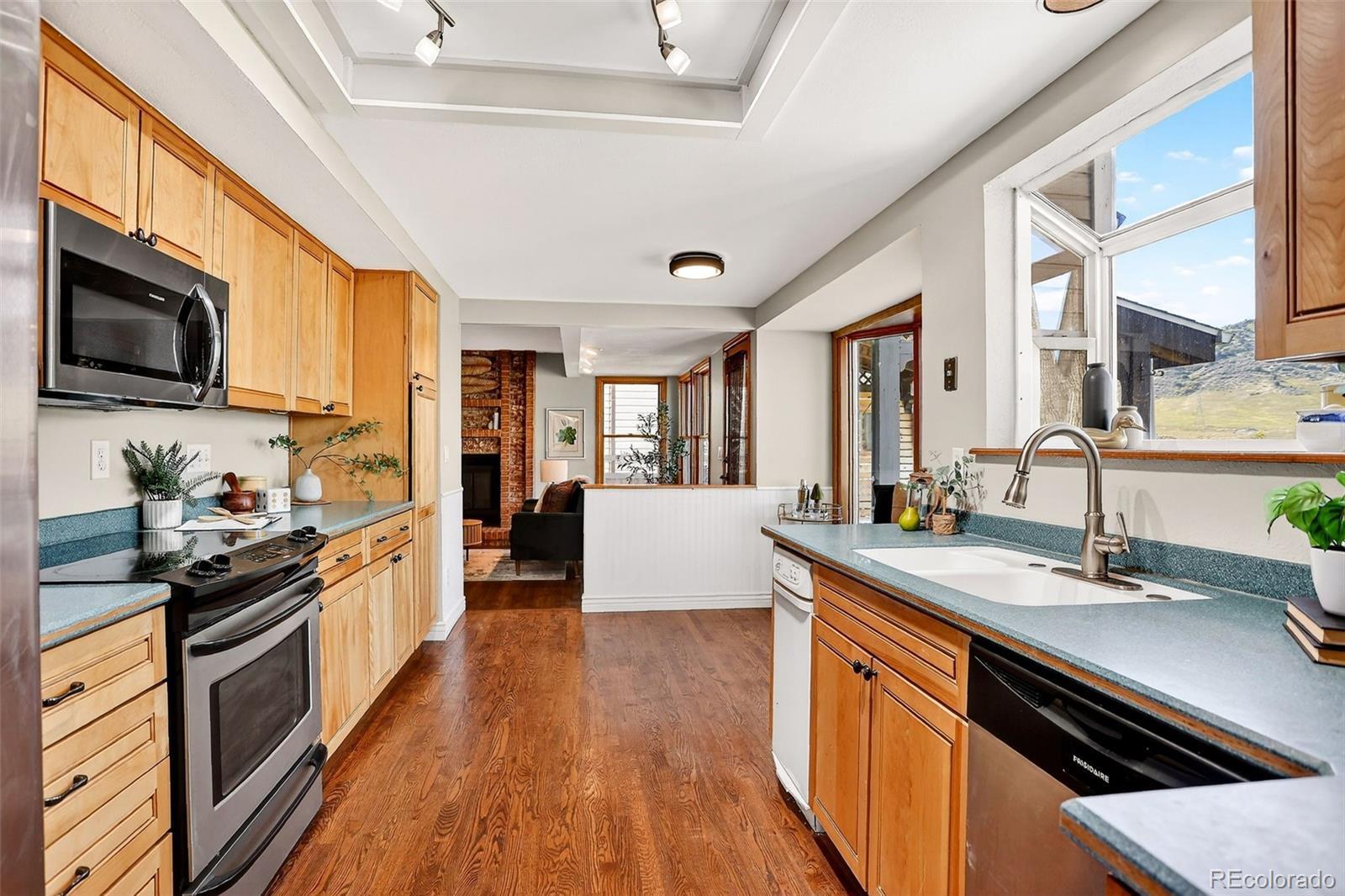 Littleton, Colorado, 80127, United States, 4 Bedrooms Bedrooms, ,2 BathroomsBathrooms,Residential,For Sale,2003001