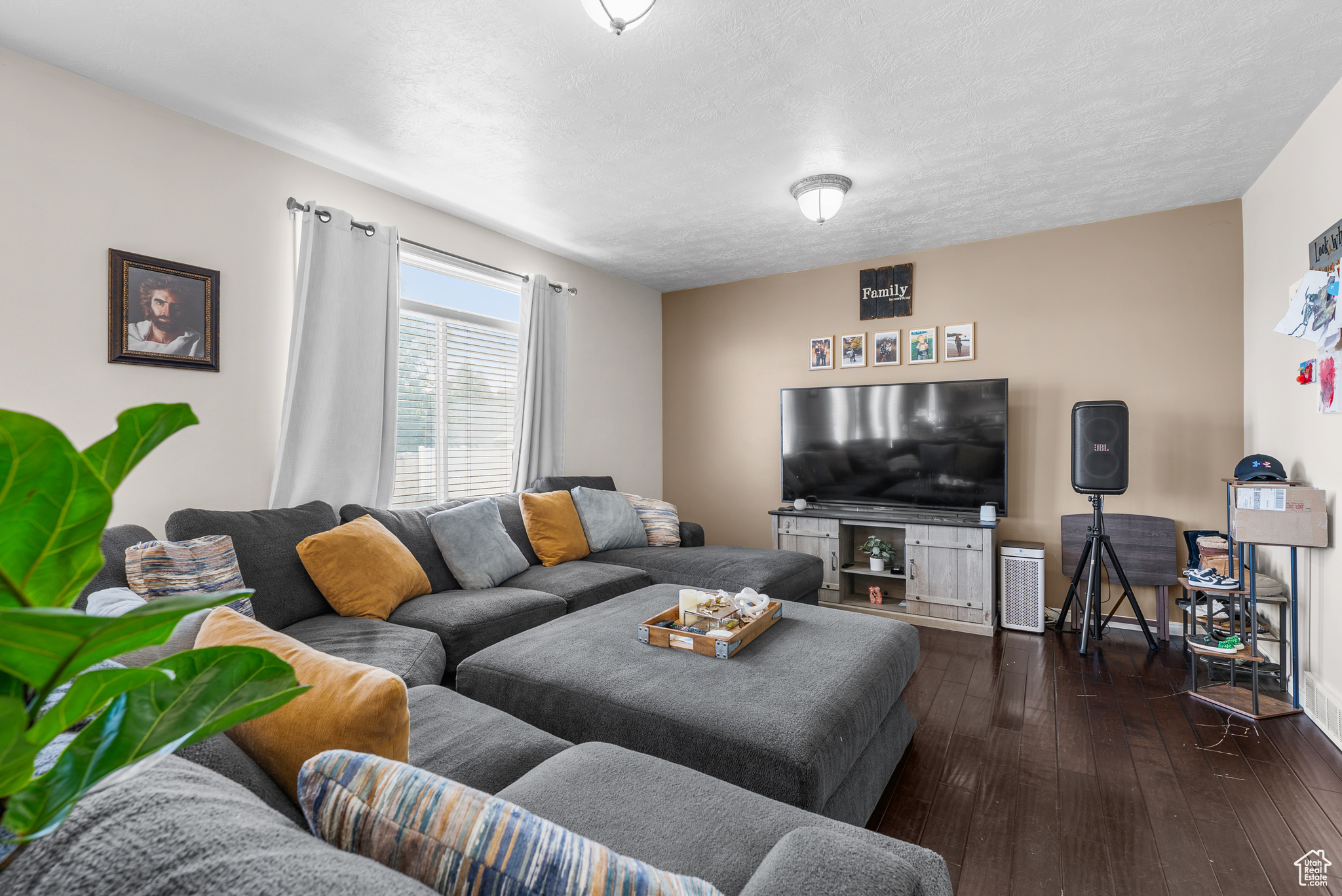 West Jordan, Utah, 84081, United States, 4 Bedrooms Bedrooms, ,3 BathroomsBathrooms,Residential,For Sale,1885459