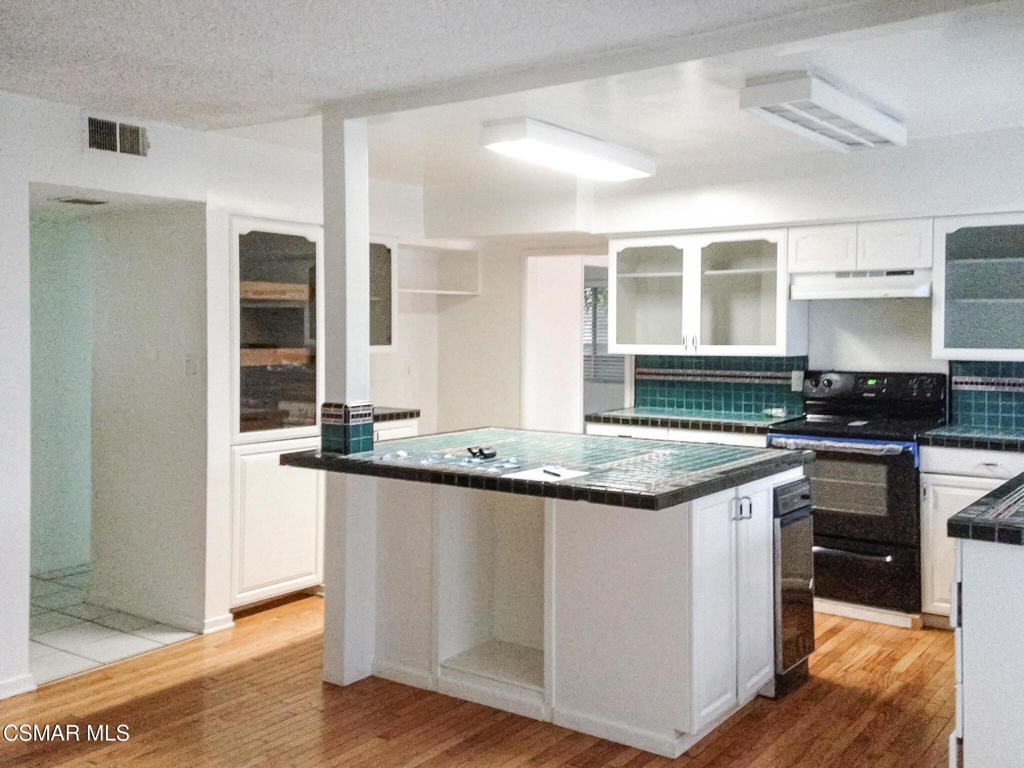 Los Angeles, California, 90066, United States, ,Residential,For Sale,1898424