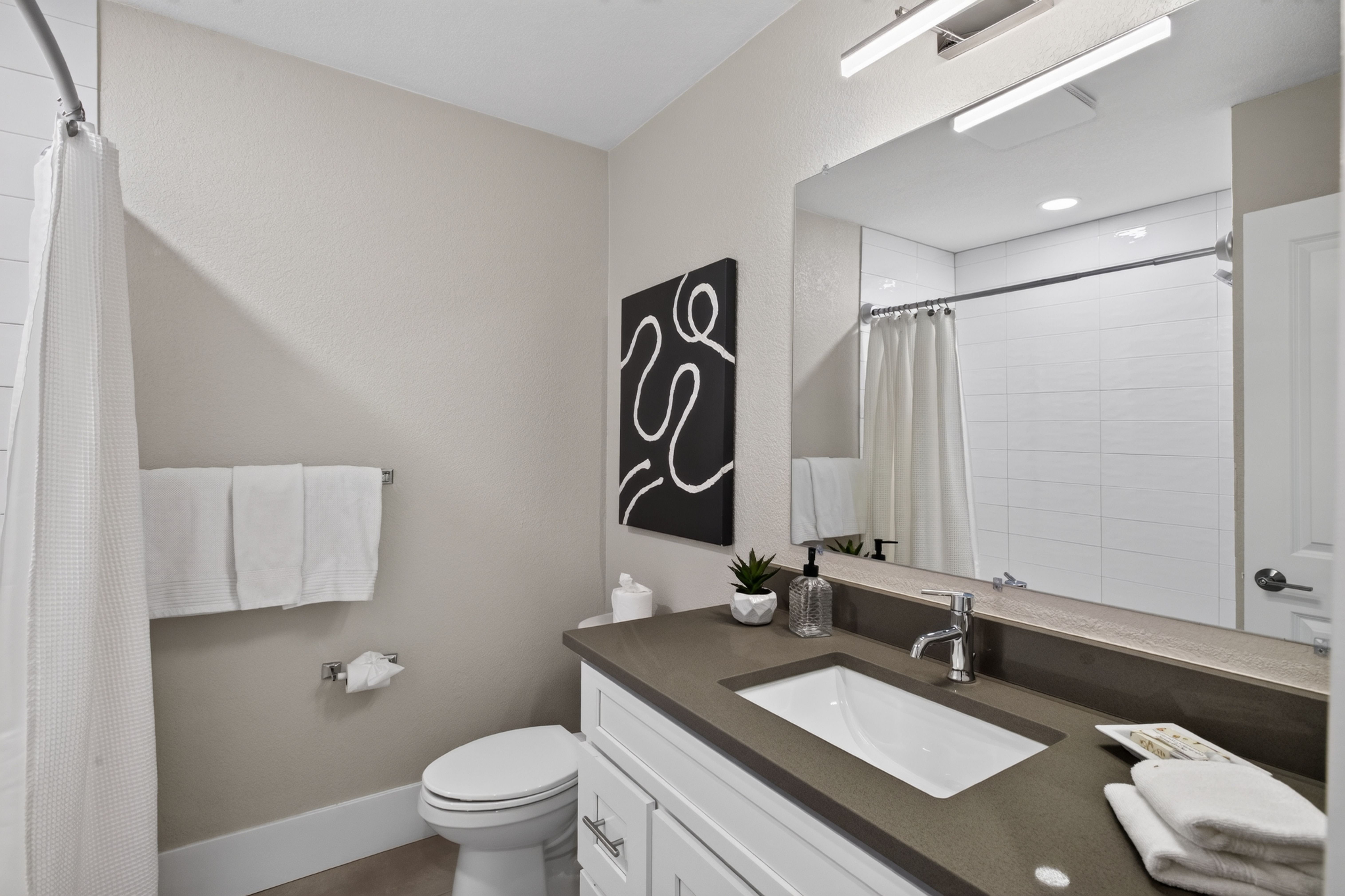  Updated, move-in ready home offers a bright, inviting floor plan - 物件實景