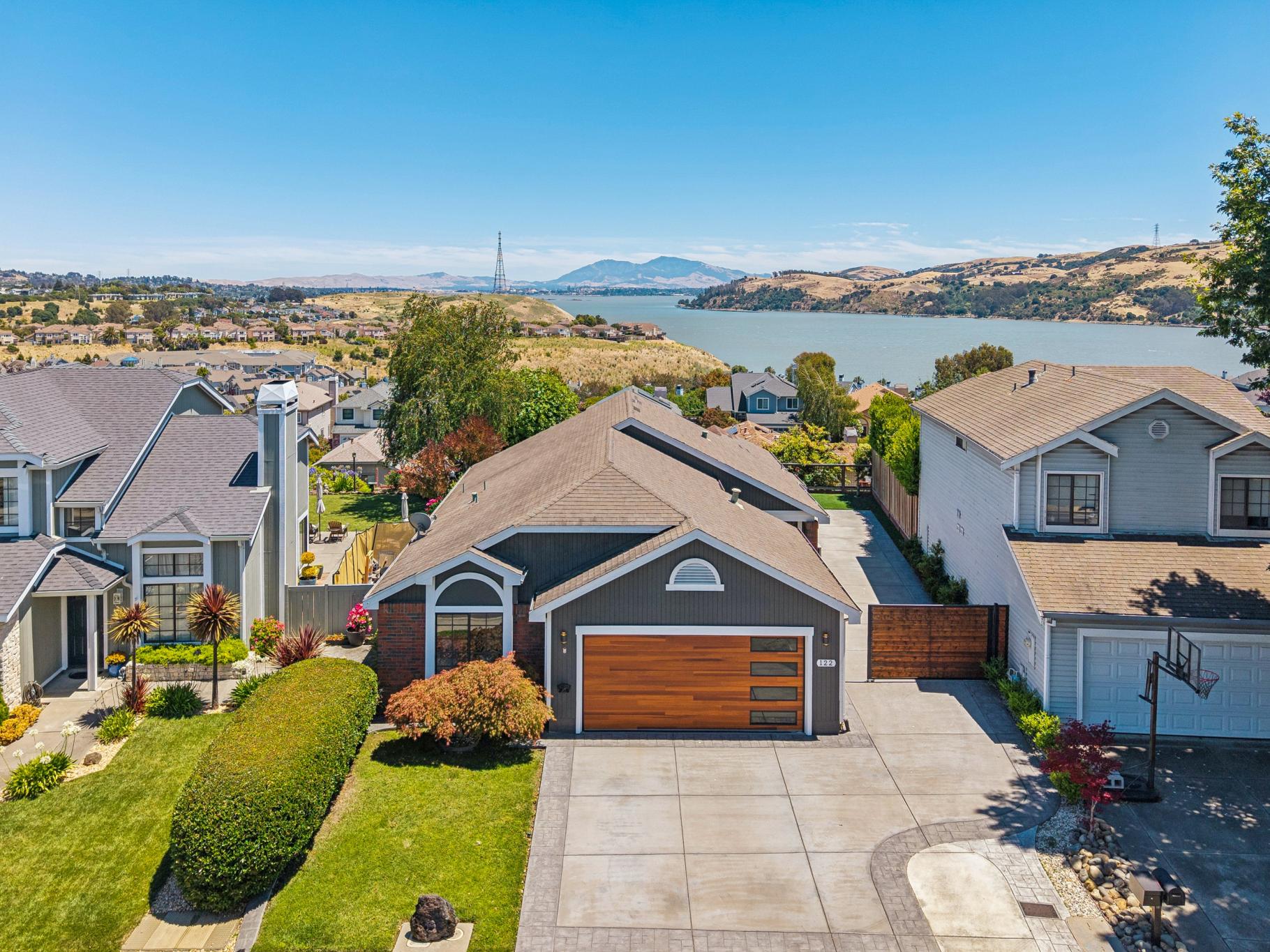  Beautifully Updated Home with Stunning Water Views - 物件實景